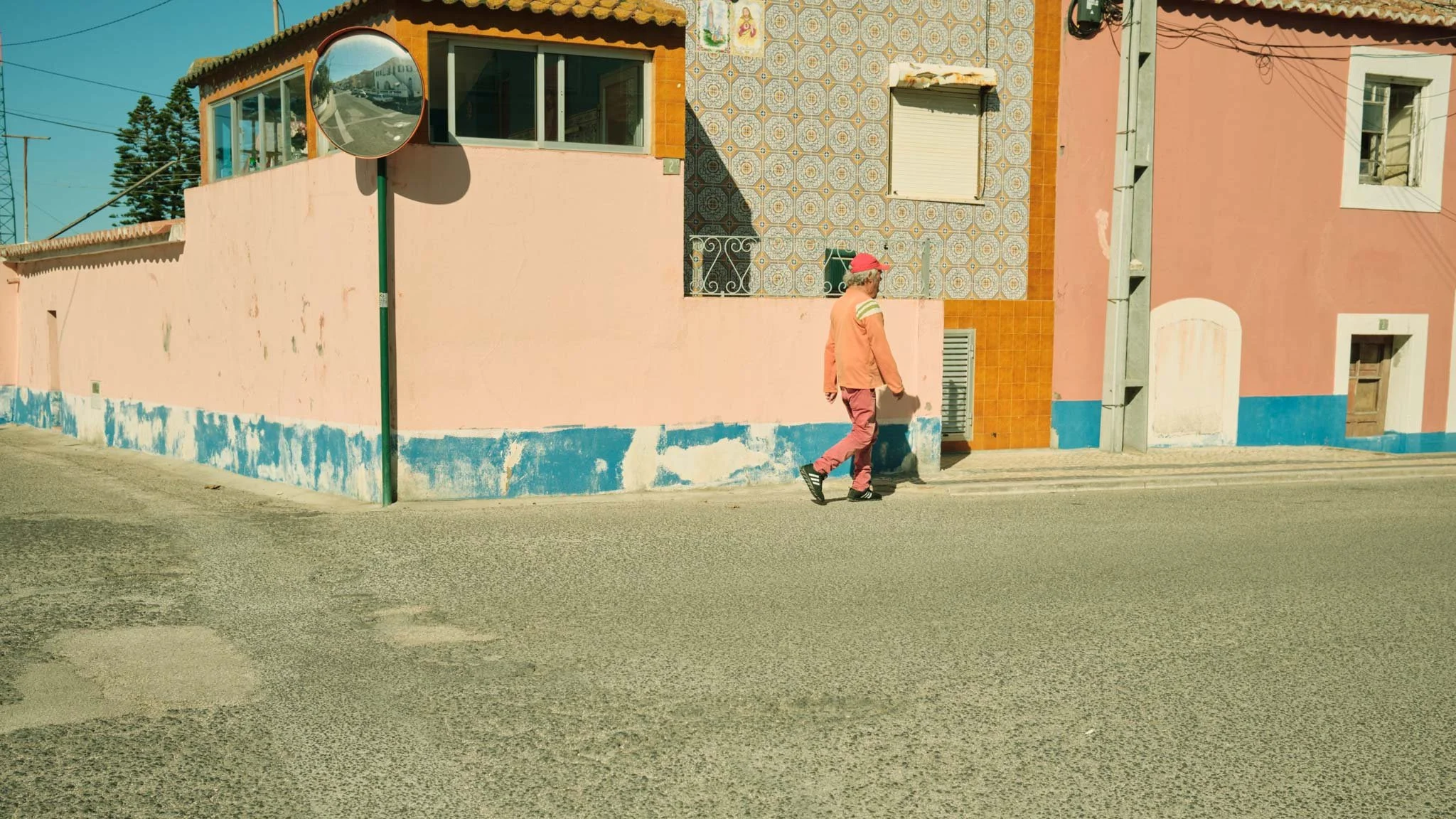 PORTUGAL_DIGITAL_STREET_PHOTOGRAPHY_MAN_WALKING_IN_PENICHE.jpg