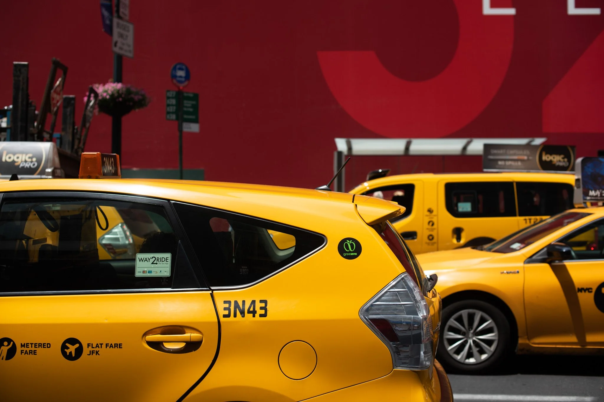 NEW_YORK_DIGITAL_STREET_PHOTOGRAPHY_TAXIS_RED_YELLOW.jpg