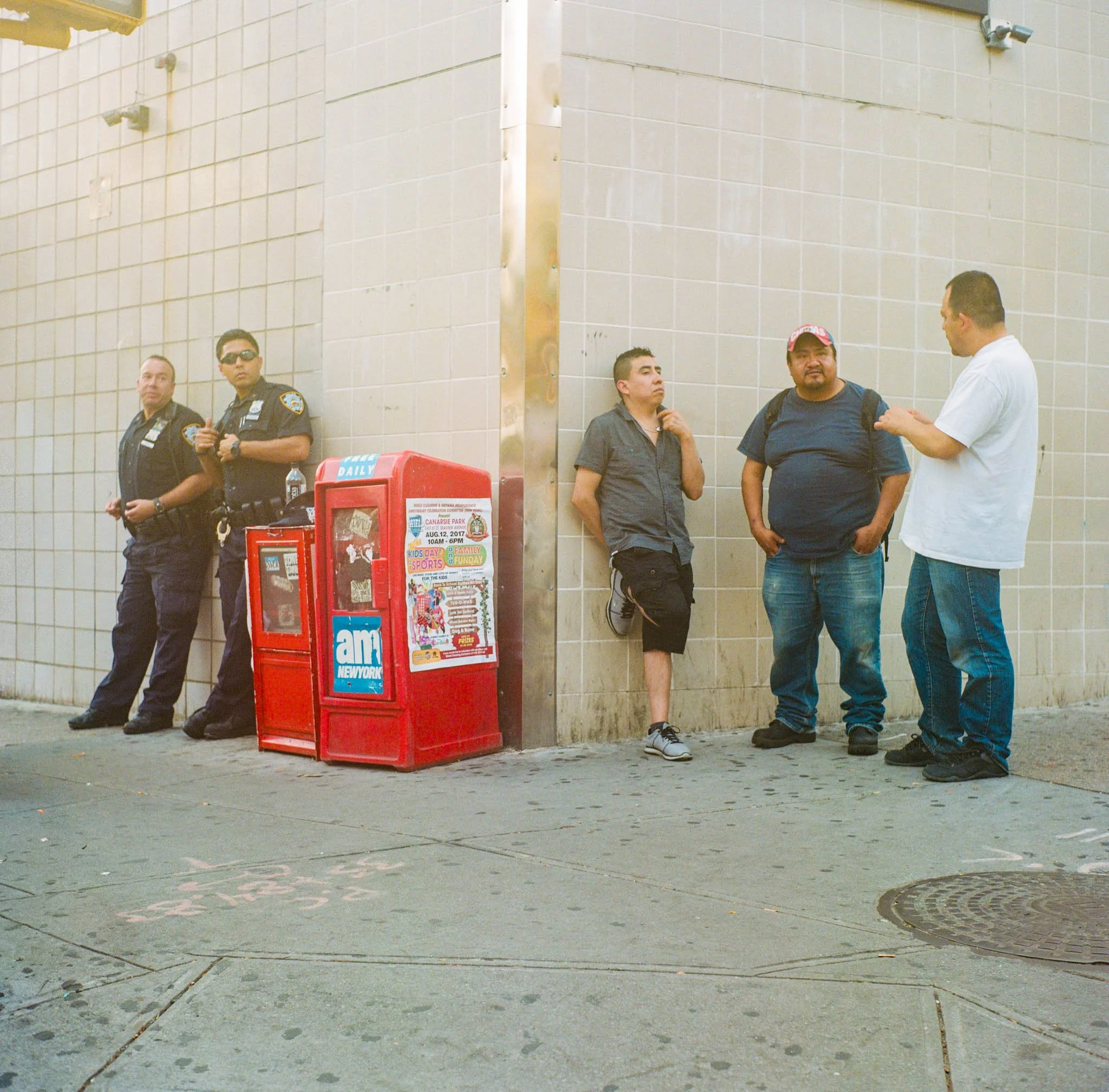 FILM_PHOTOGRAPHY_STREET_NYC_police_hispanics.jpg