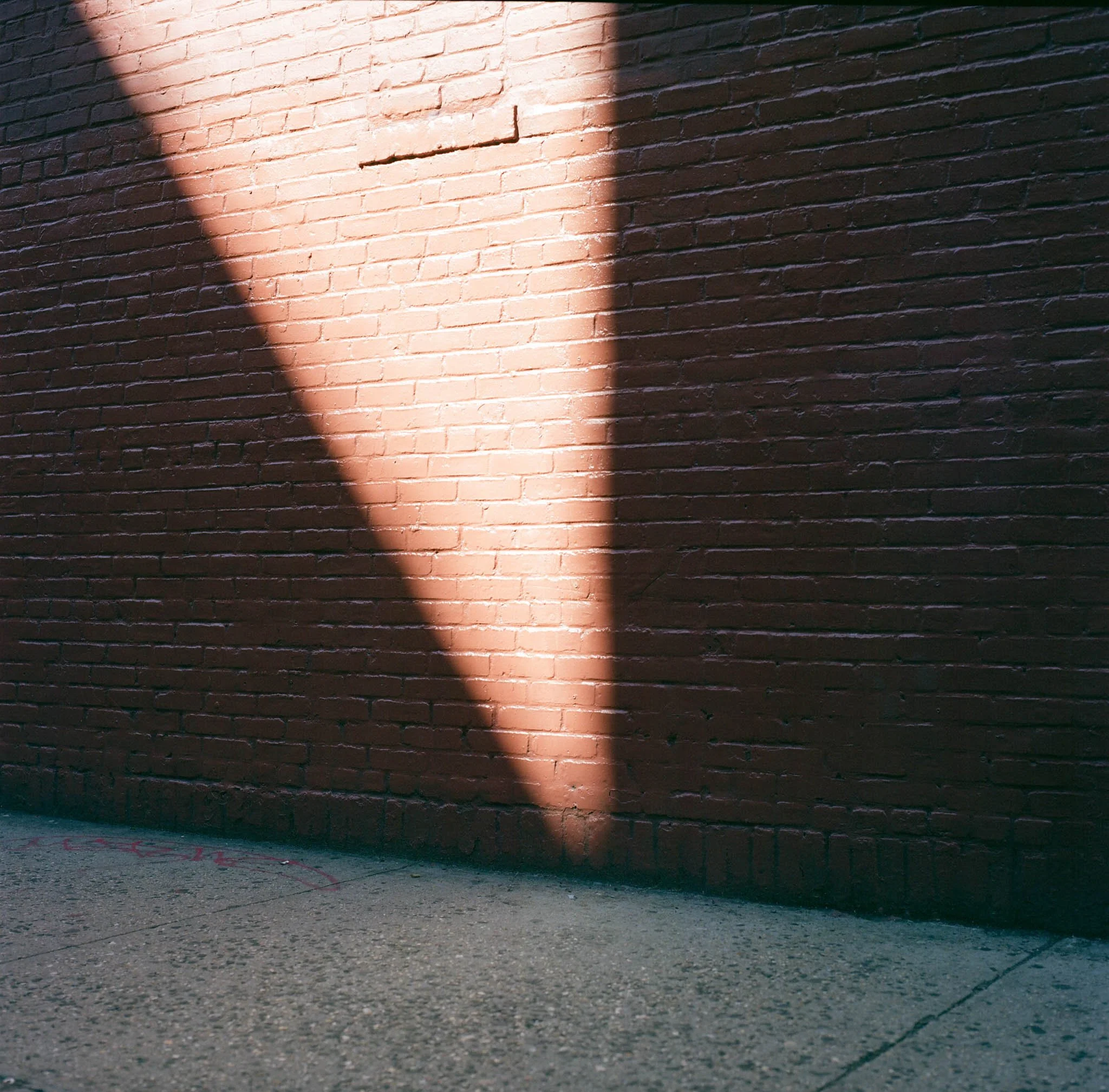 FILM_PHOTOGRAPHY_STREET_TRIANGLE_OF_LIGHT.JPG