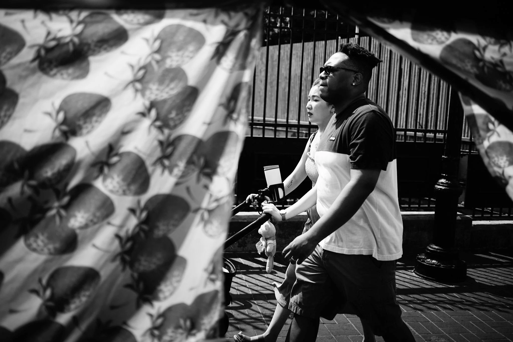 DIGITAL_STREET_PHOTOGRAPHY_NEWKIRK_CURTAIN.jpg
