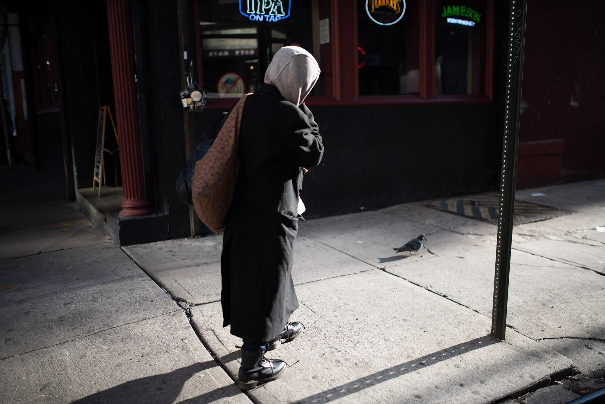 NEW_YORK_DIGITAL_STREET_PHOTOGRAPHY_OUTSIDE_BLEEKER_ST_BAR.jpg