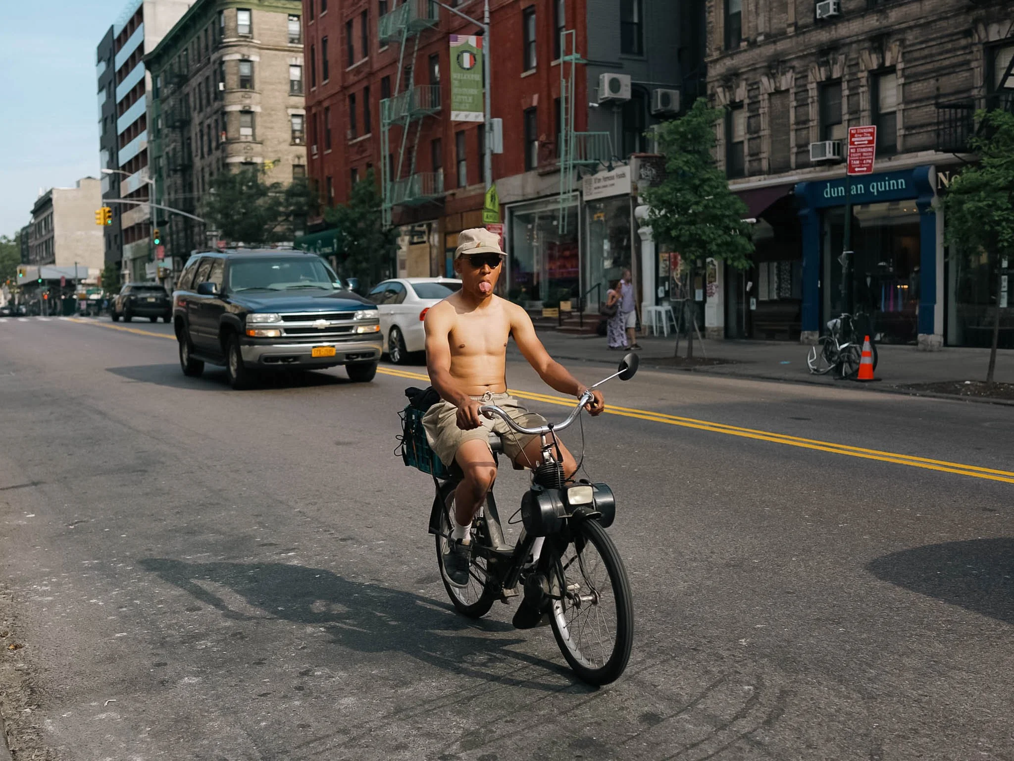 NEW_YORK_DIGITAL_STREET_PHOTOGRAPHY_TOUNGE_ON_BIKE.jpg