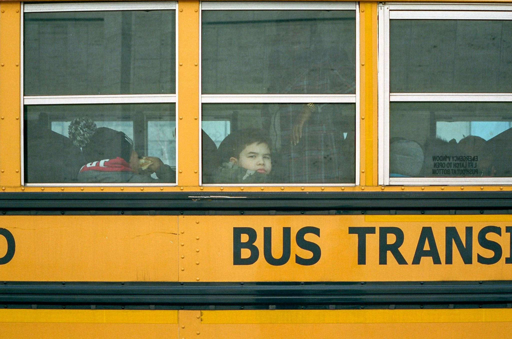NEW_YORK_FILM_STREET_PHOTOGRAPHY_KID_SCHOOL_BUS.jpg