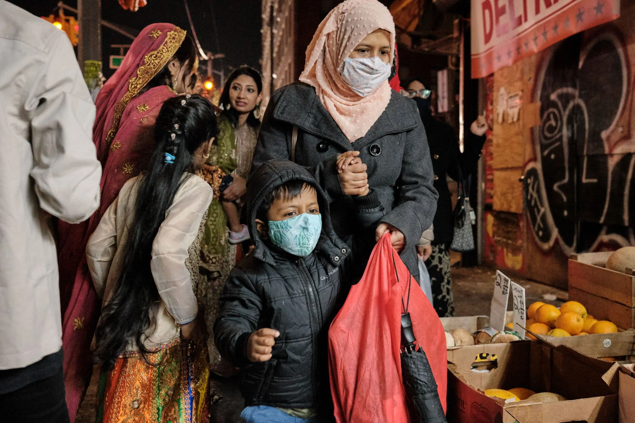 NEW_YORK_DIGITAL_STREET_PHOTOGRAPHY_MUM_KID_MASKS.jpg