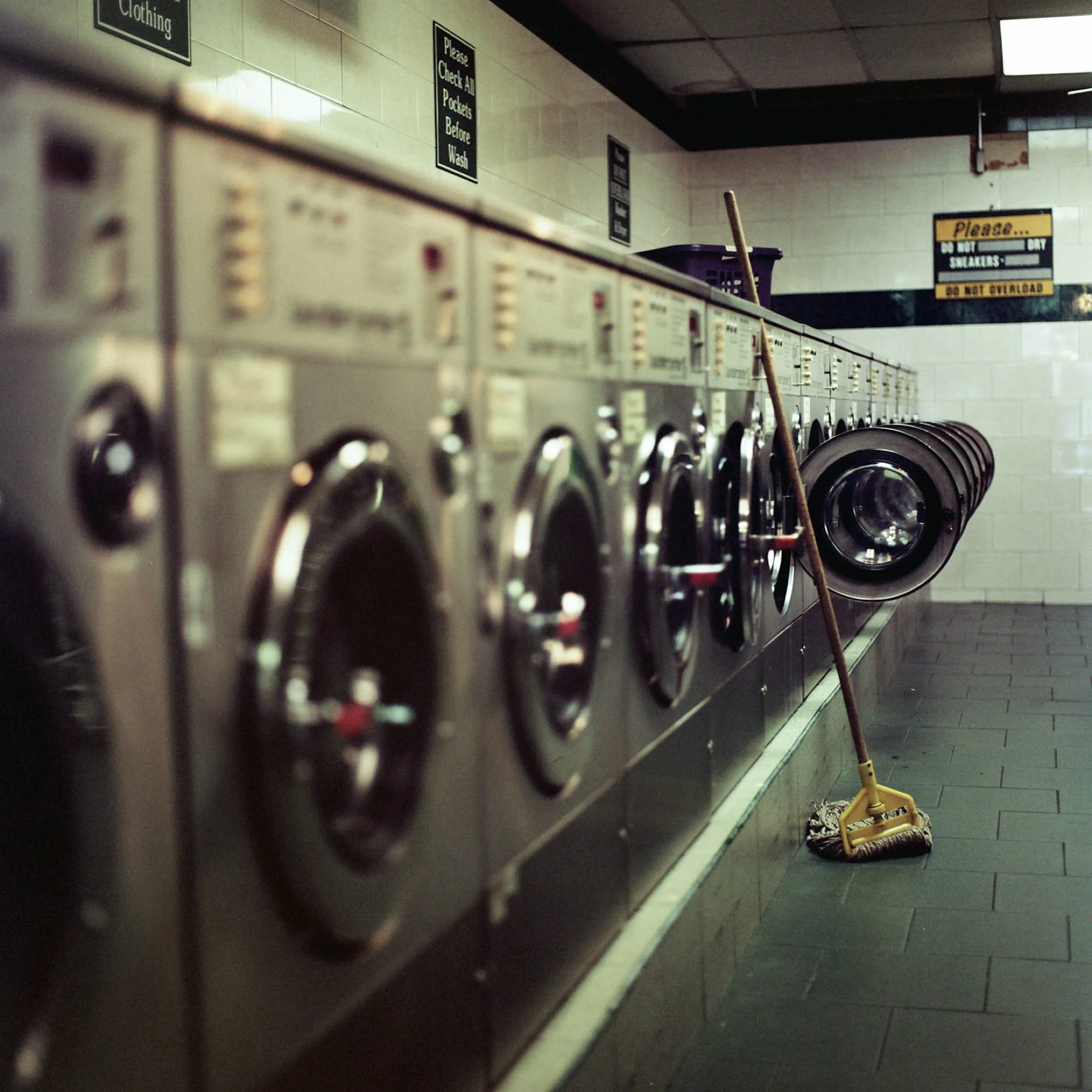 FILM_PHOTOGRAPHY_NYC_STREET_LAUNDRY_MOP.jpg