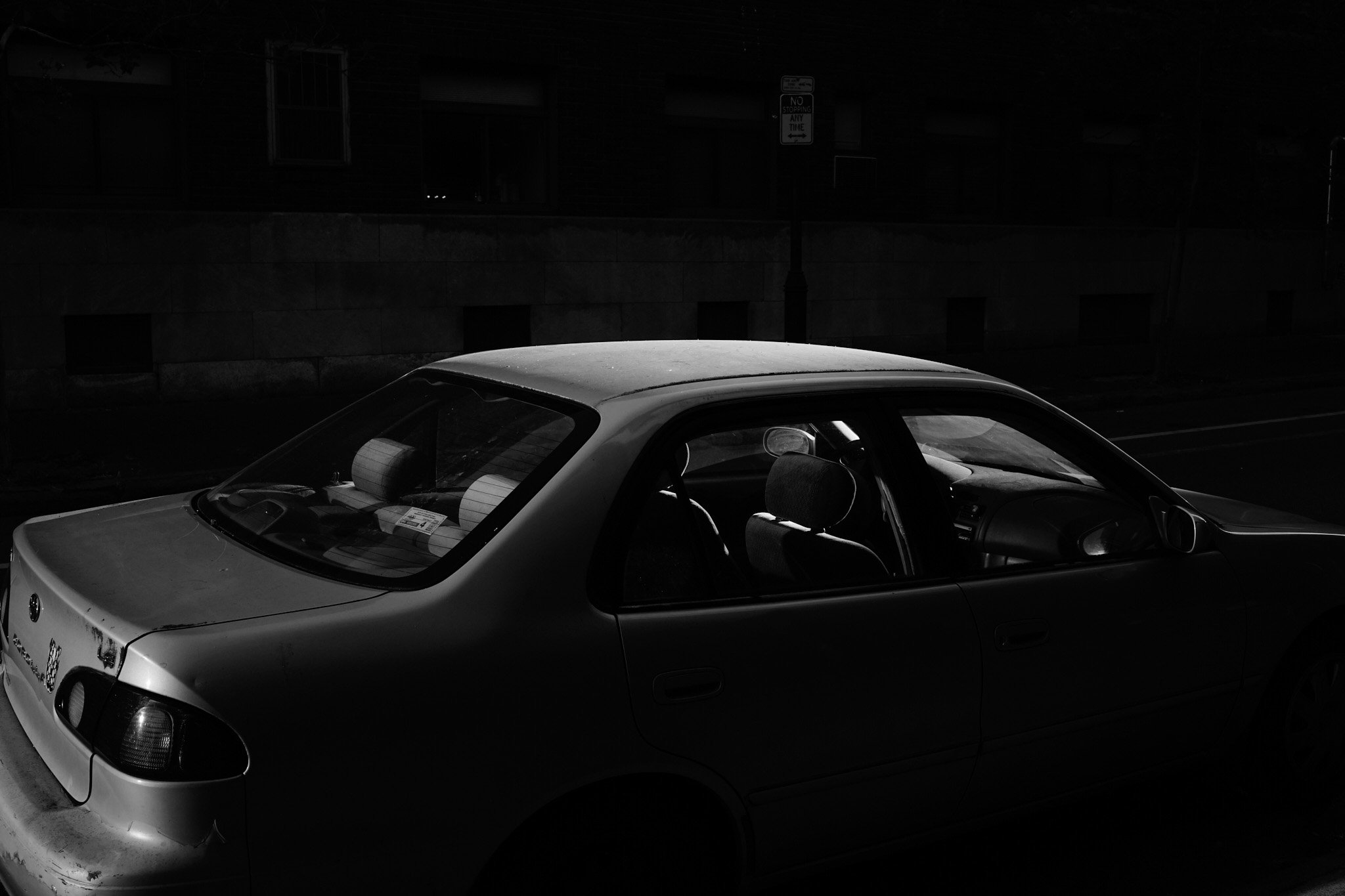 DIGITAL_STREET_PHOTOGRAPHY_LIGHT_HITTING_CAR.jpg