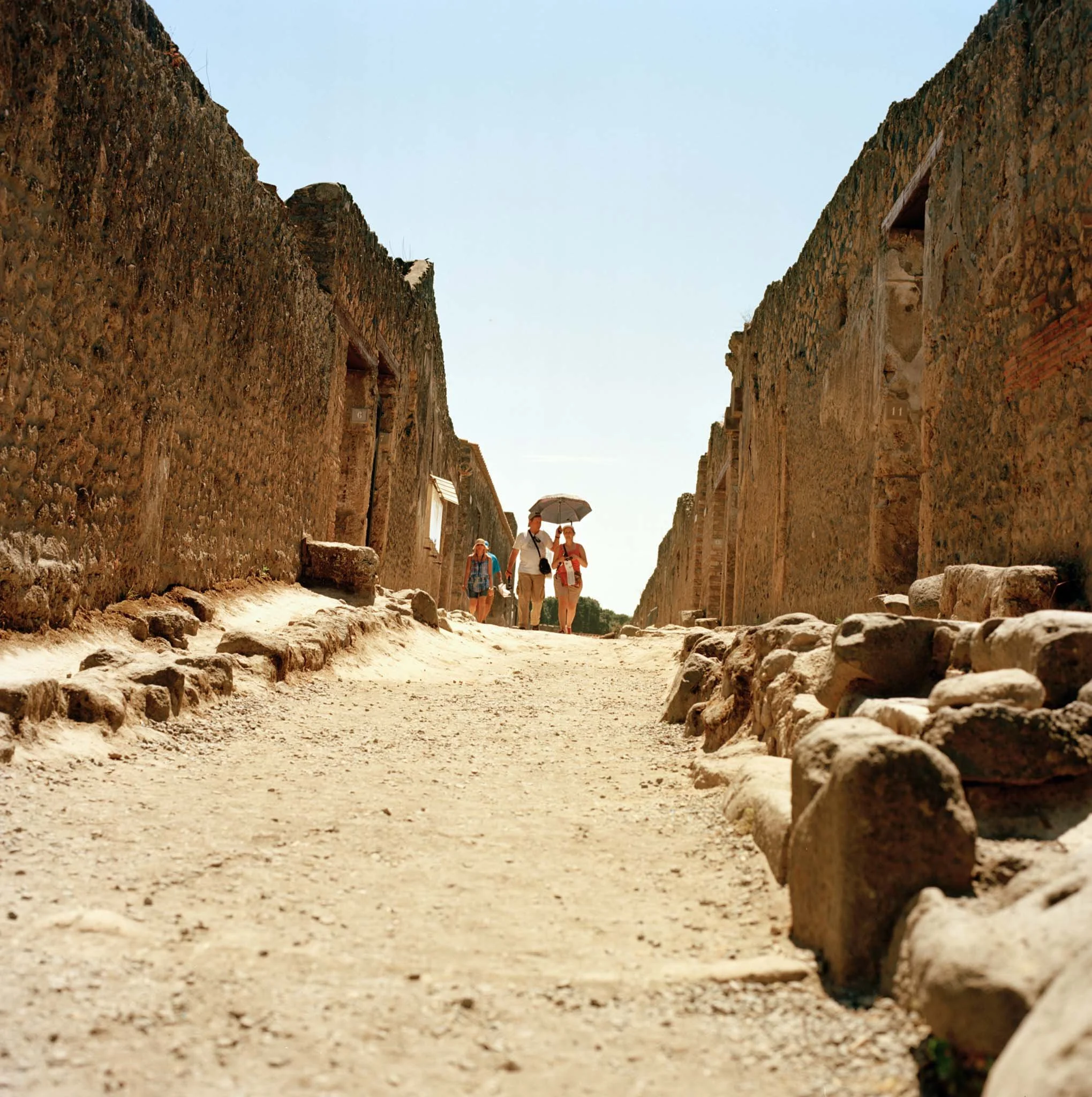 FILM_PHOTOGRAPHY_POMPEI_TOURISTS_UMBRELLA.jpg