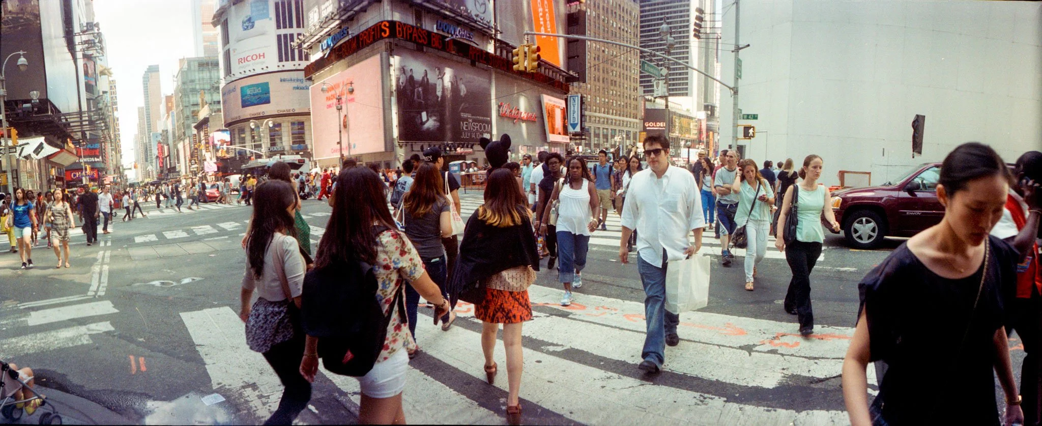 FILM_PHOTOGRAPHY_NYC_STREET_TIMES_SQ_CROSSING_WIDELUX.jpg