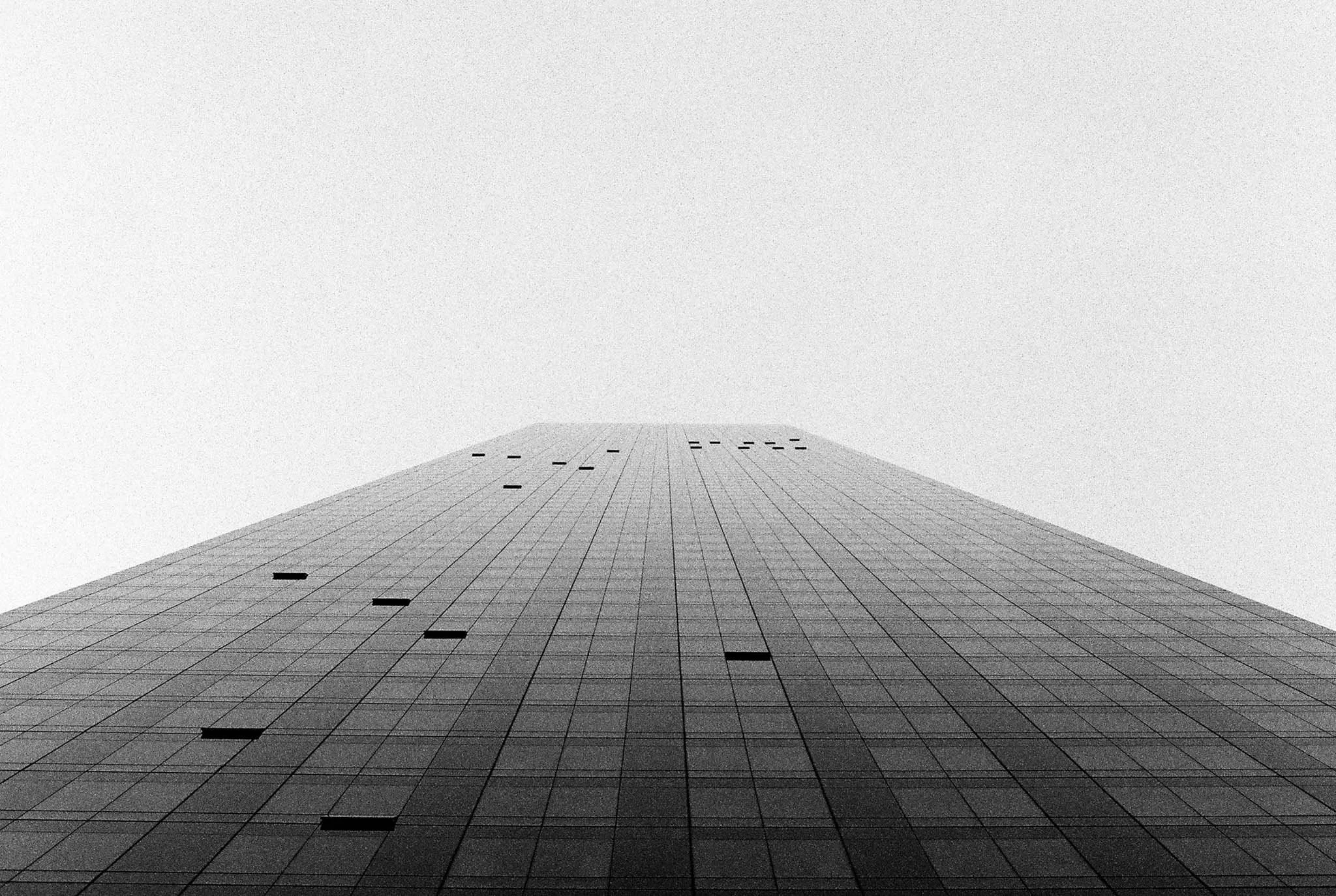 NEW_YORK_FILM_STREET_PHOTOGRAPHY_BLACK_WHITE_SKYSCRAPER.jpg