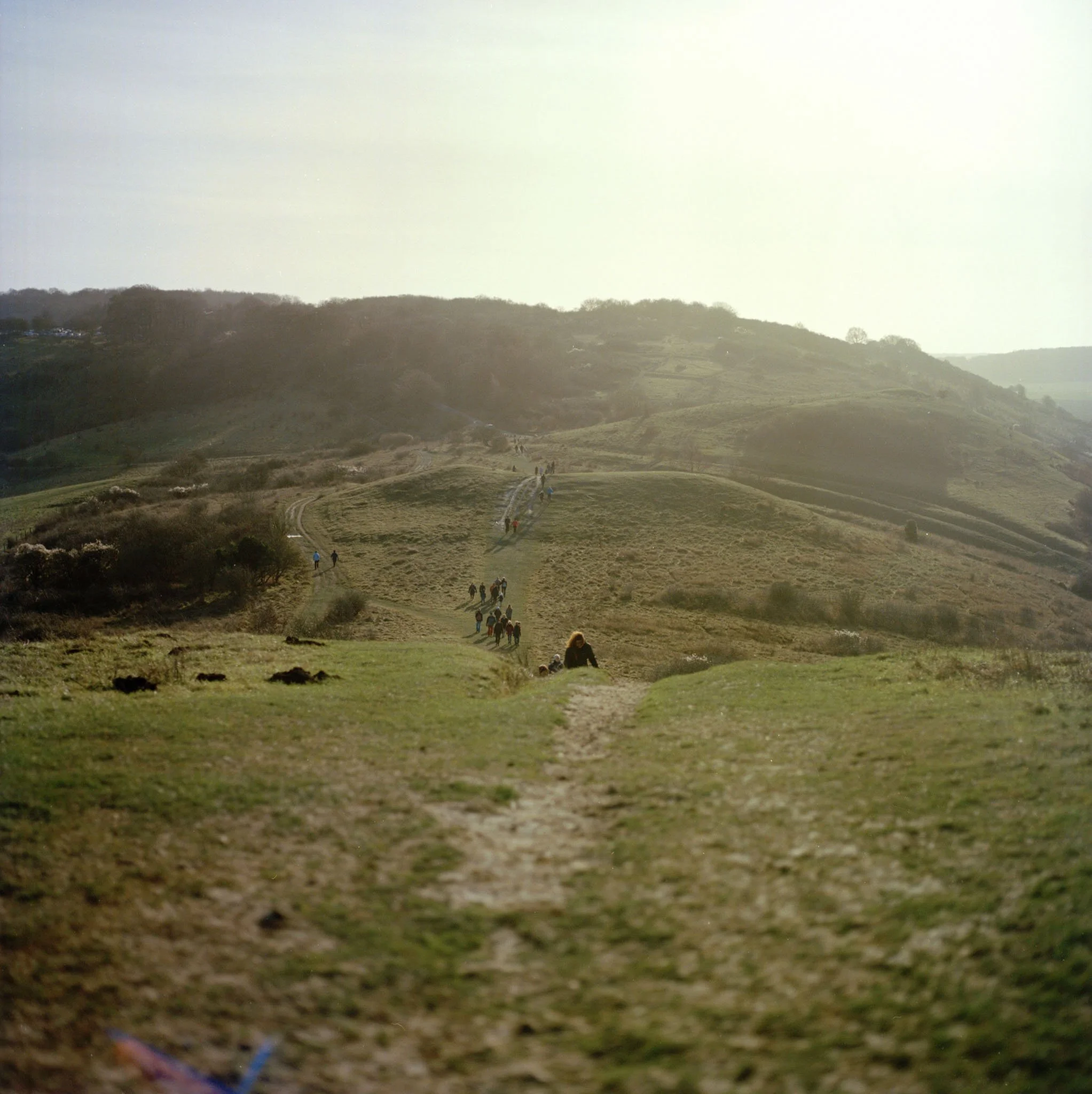ENGLAND_FILM_LANDSCAPE_PHOTOGRAPHY_IVINGHOE BEACON_PEOPLE.jpg
