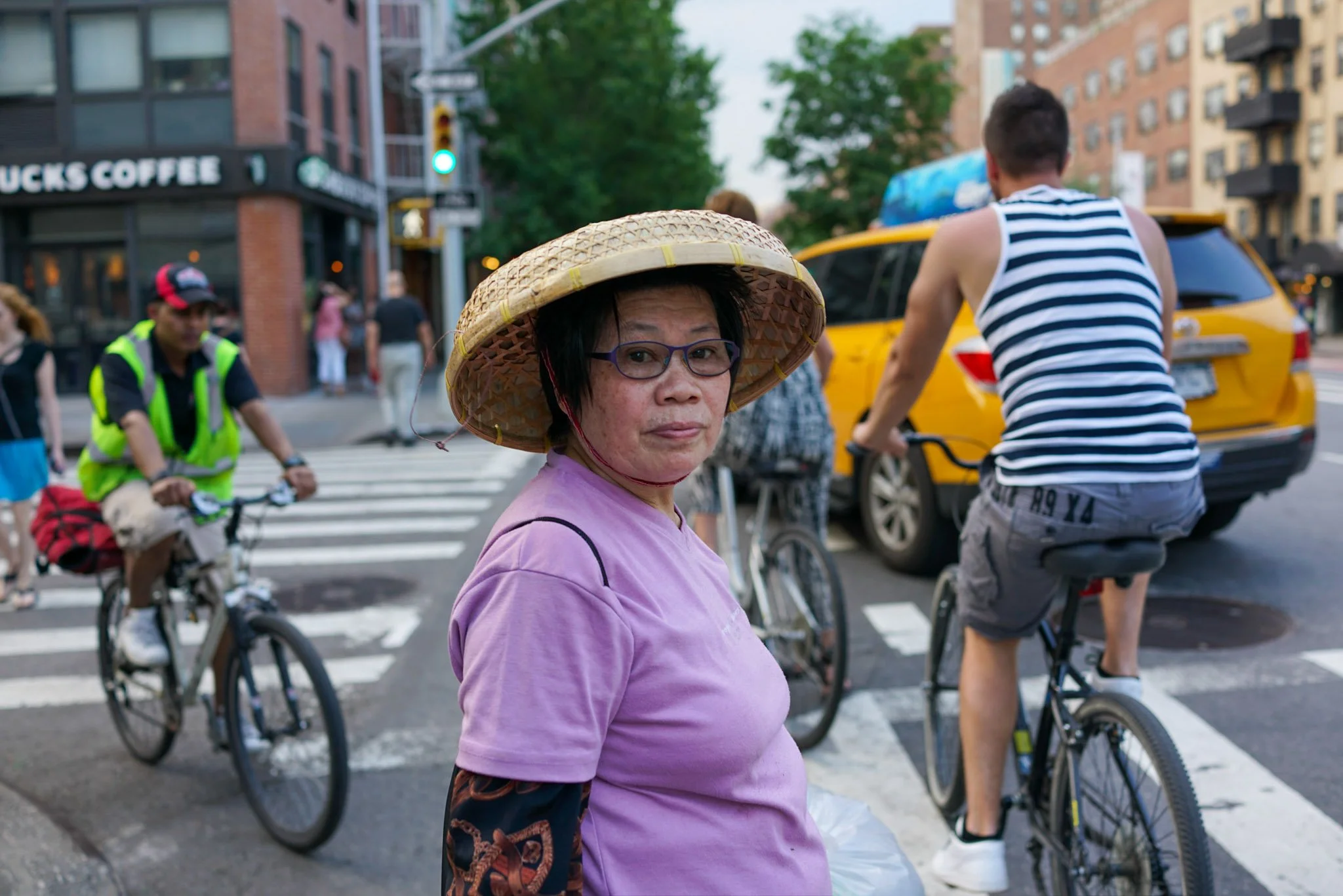 NEW_YORK_DIGITAL_STREET_PHOTOGRAPHY_ASIAN_WOMAN_HAT.jpg