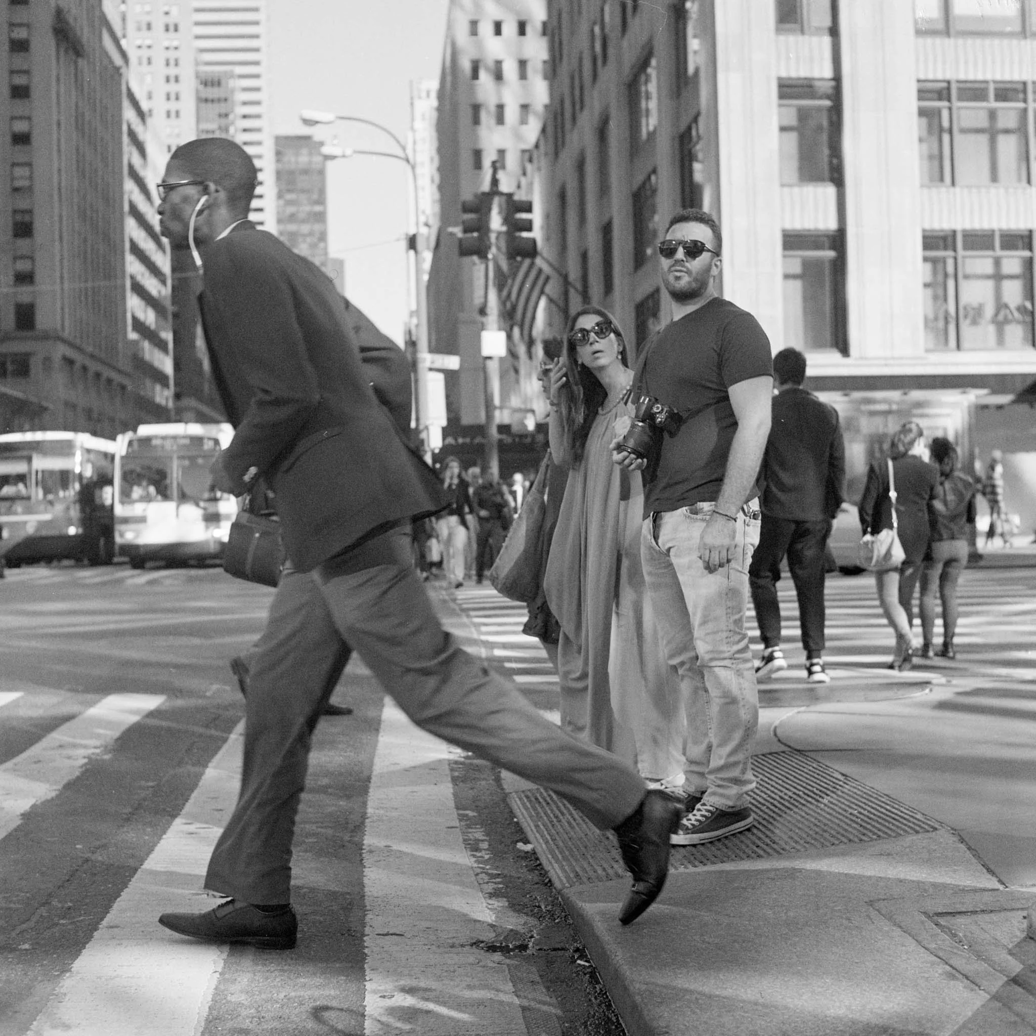 NEW_YORK_FILM_PHOTOGRAPHY_MAN_RUNNING_CROSSING.jpg