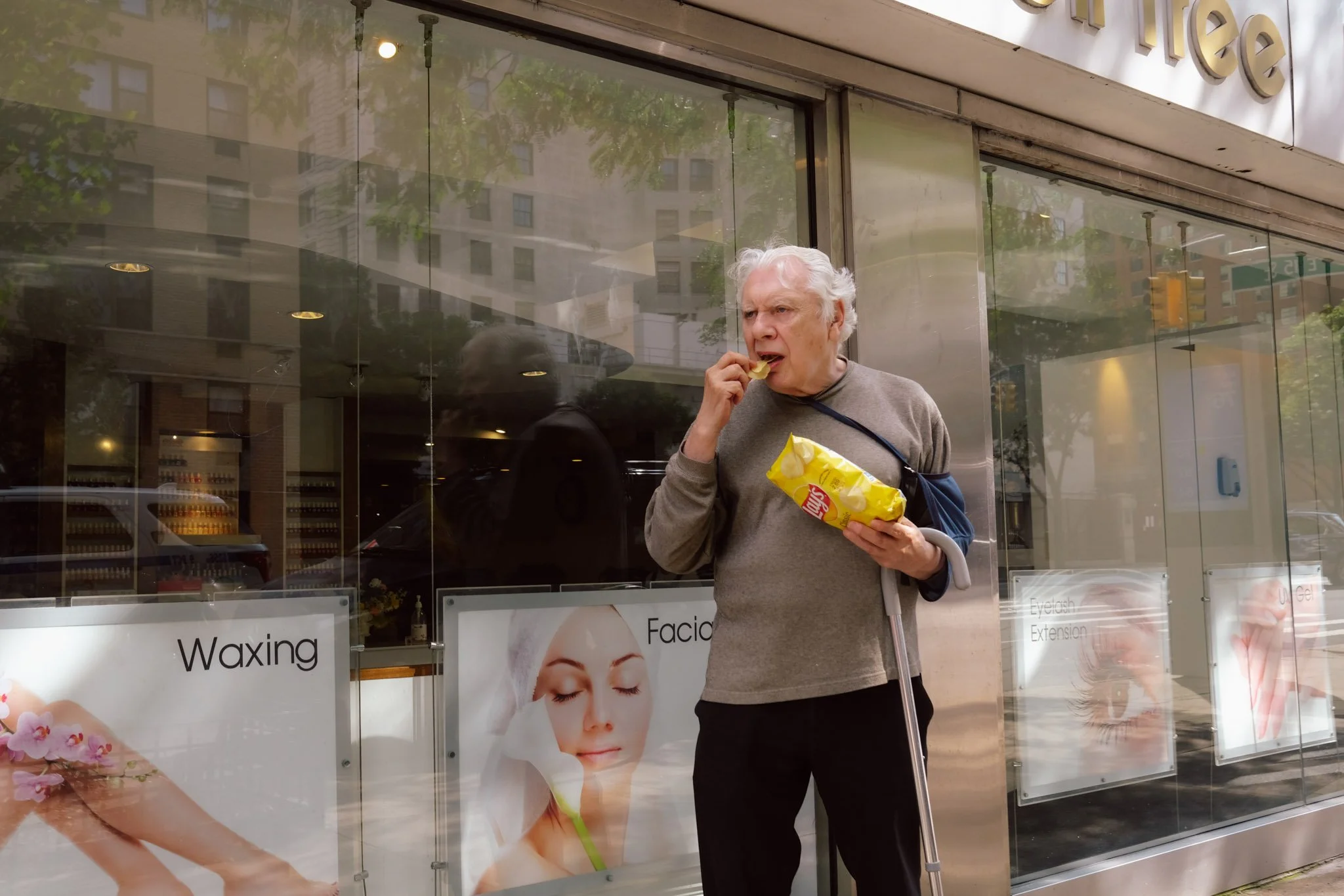 DIGITAL_STREET_PHOTOGRAPHY_NEW_YORK_EATING_CRISPS.jpg