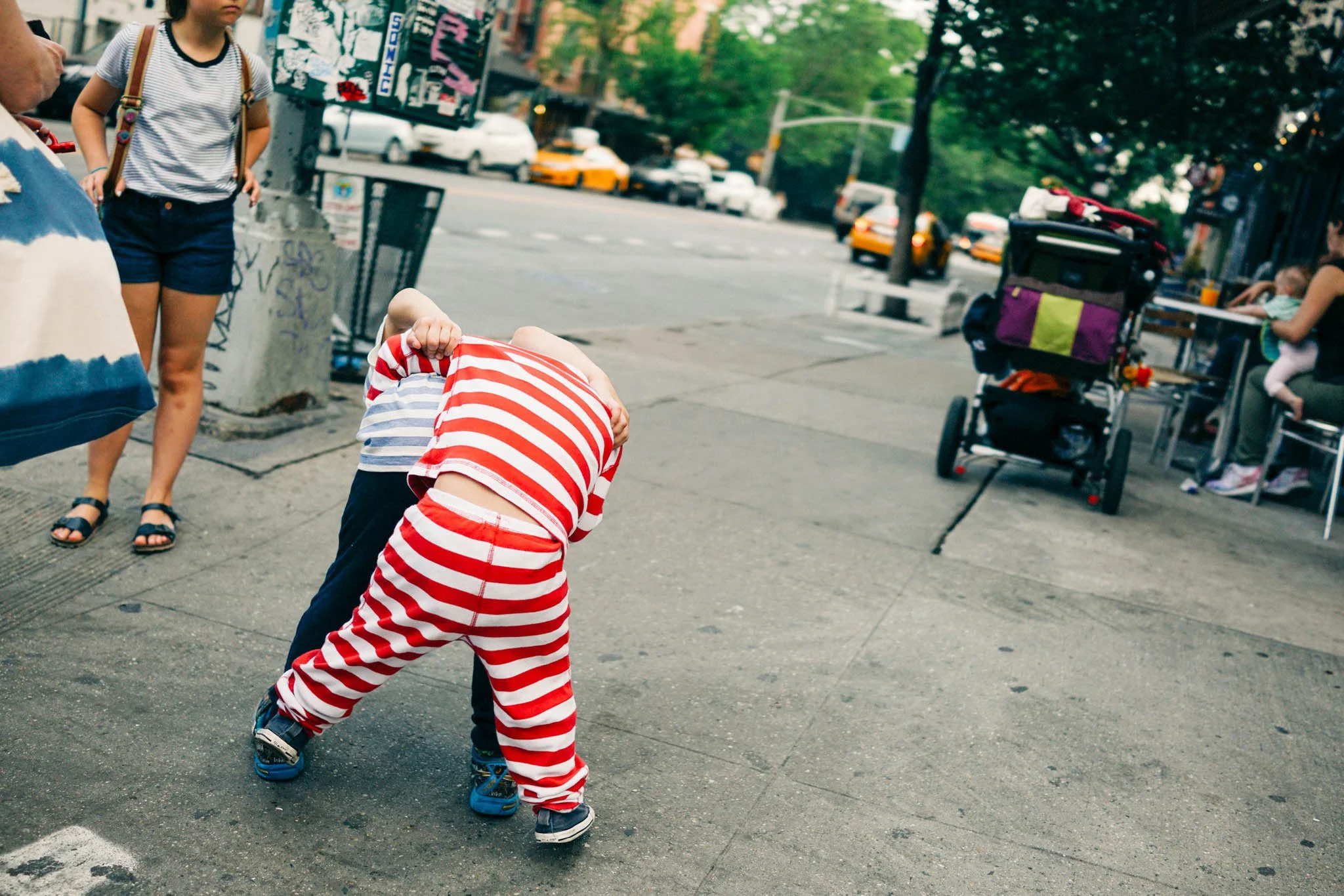 NEW_YORK_DIGITAL_STREET_PHOTOGRAPHY_KIDS_IN_PAJAMAS_FIGHTING.jpg