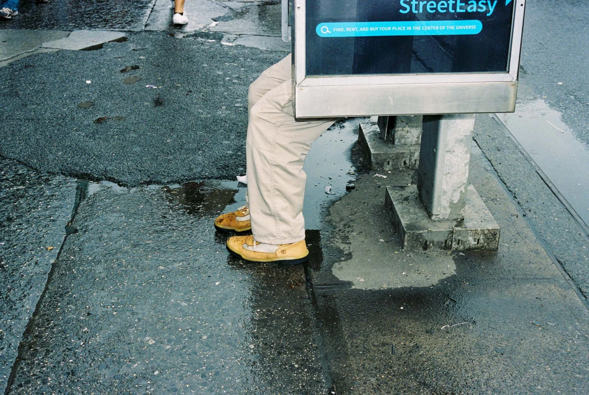 NEW_YORK_STREET_PHOTOGRAPHY_FEET_PHONE_BOX.jpg