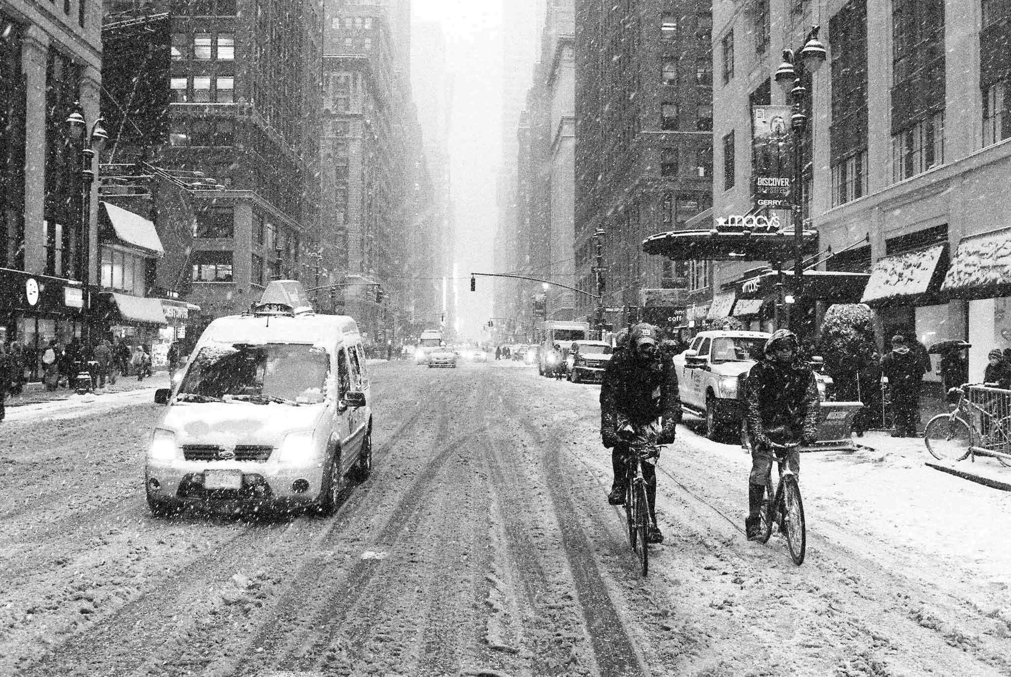 NEW_YORK_FILM_STREET_PHOTOGRAPHY_SNOW_BLIZZARD_TAXI_BIKES.jpg