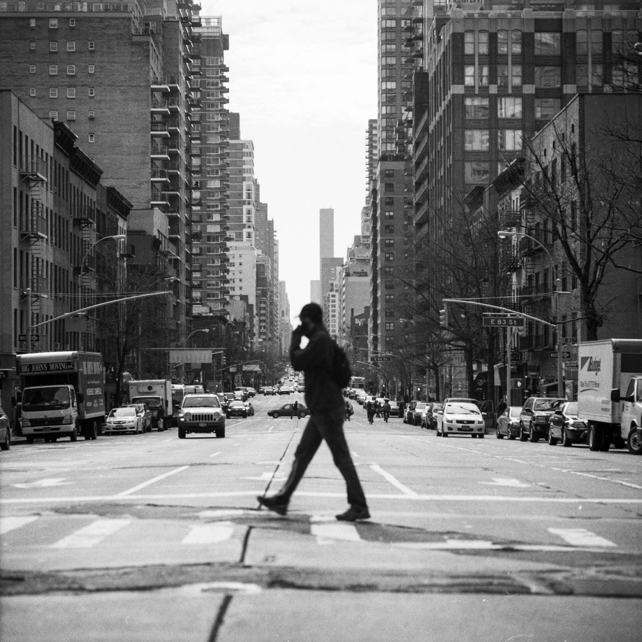 FILM_PHOTOGRAPHY_NYC_STREET_CROSSING_ON_PHONE_3RD_AVE.jpg