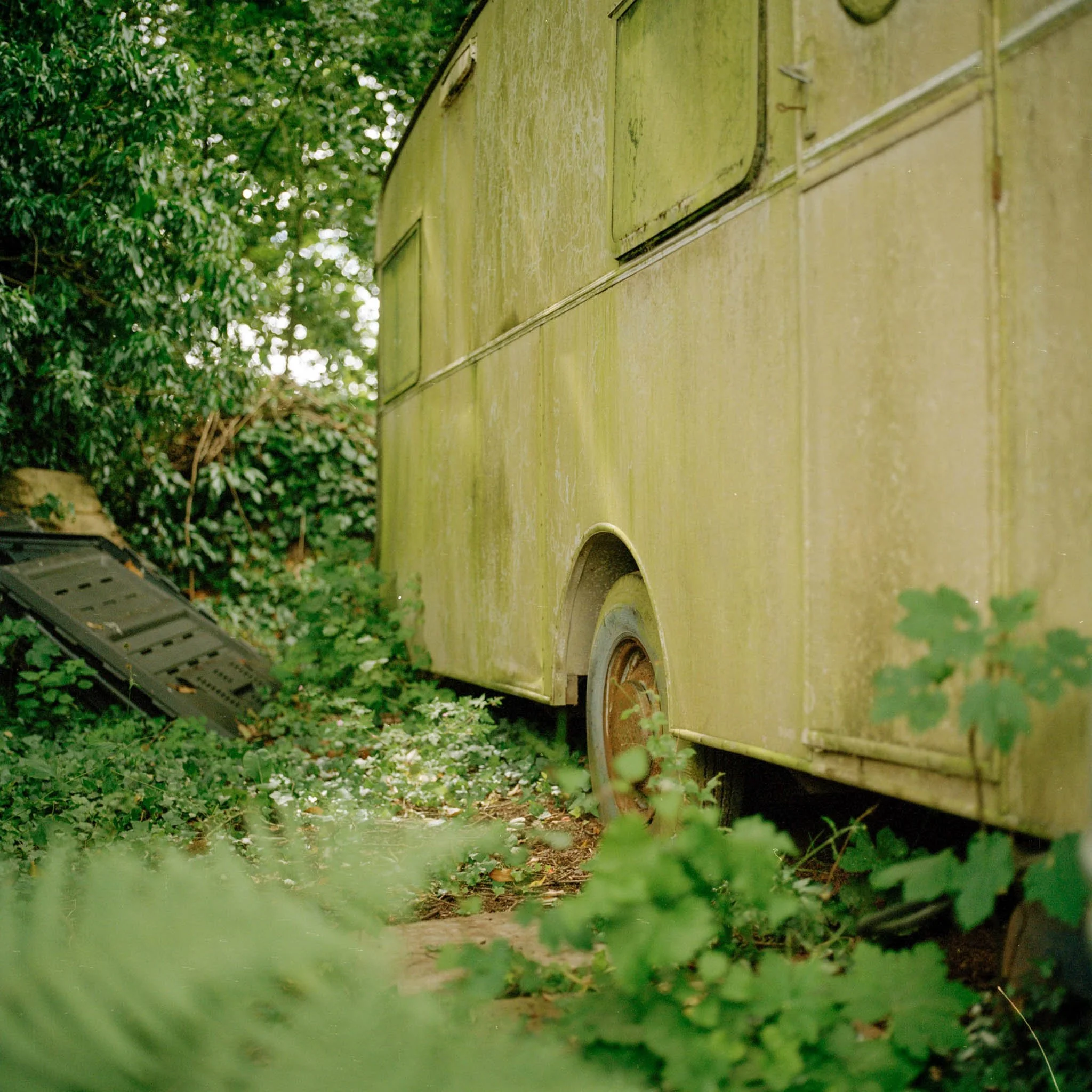 FILM_PHOTOGRAPHY_ENGLAND_CARAVAN_EXTERIOR.jpg