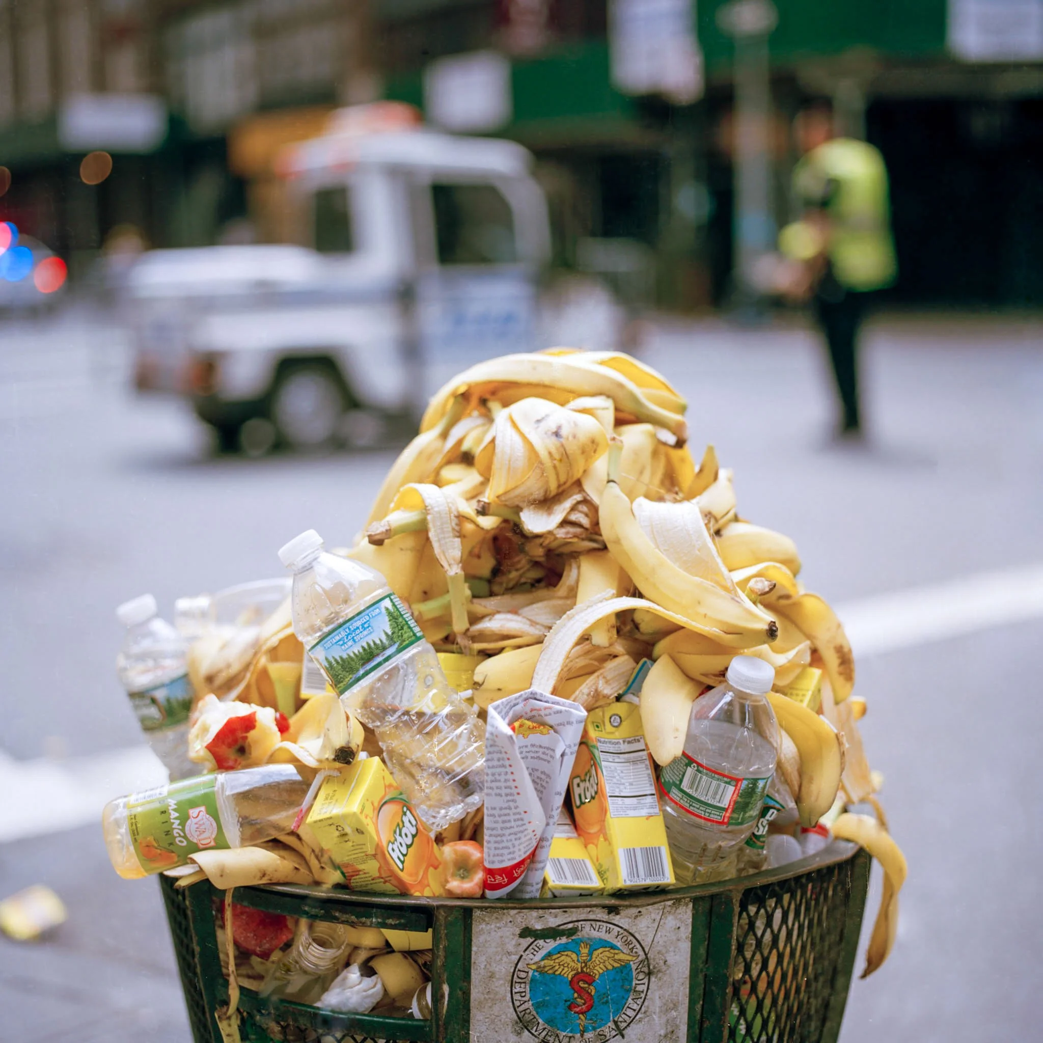 NEW_YORK_FILM_PHOTOGRAPHY_BANANAS_TRASH_CAN.jpg