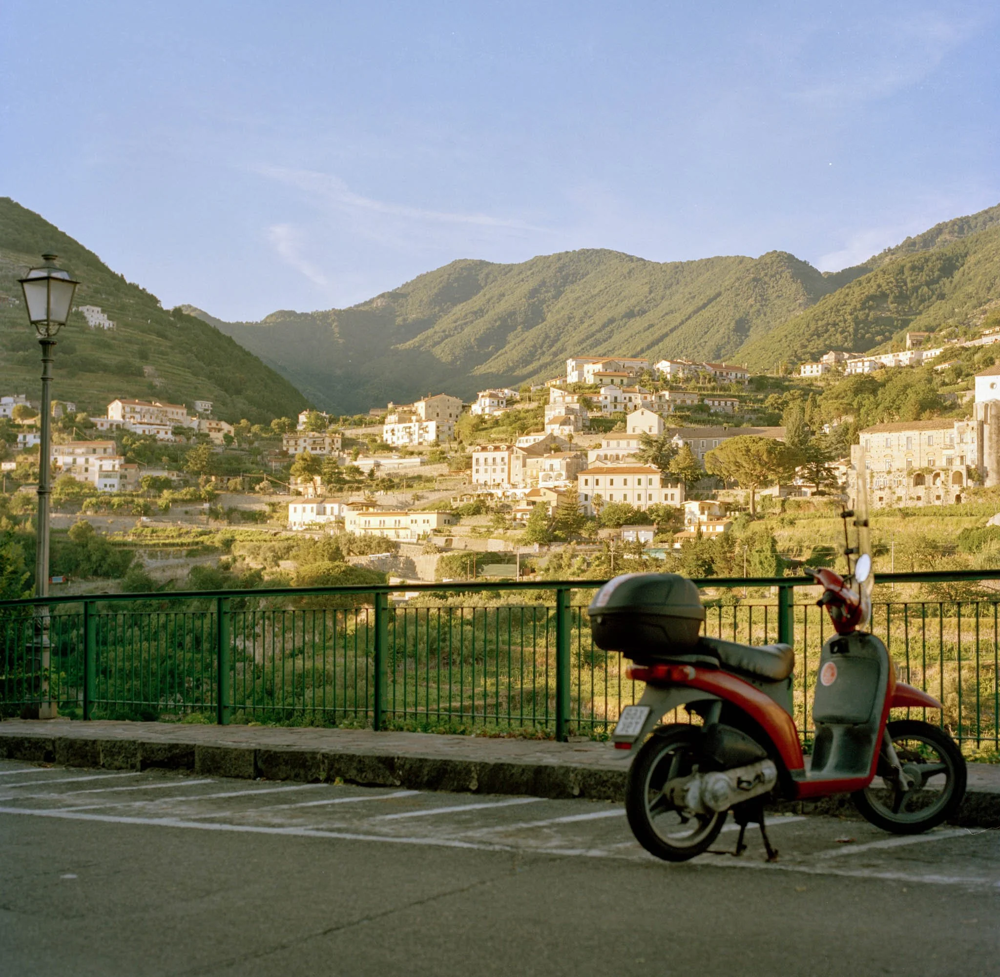 FILM_PHOTOGRAPHY_SANTA_ITALY_RAVELLO_BIKE_WITH_VIEW.jpg