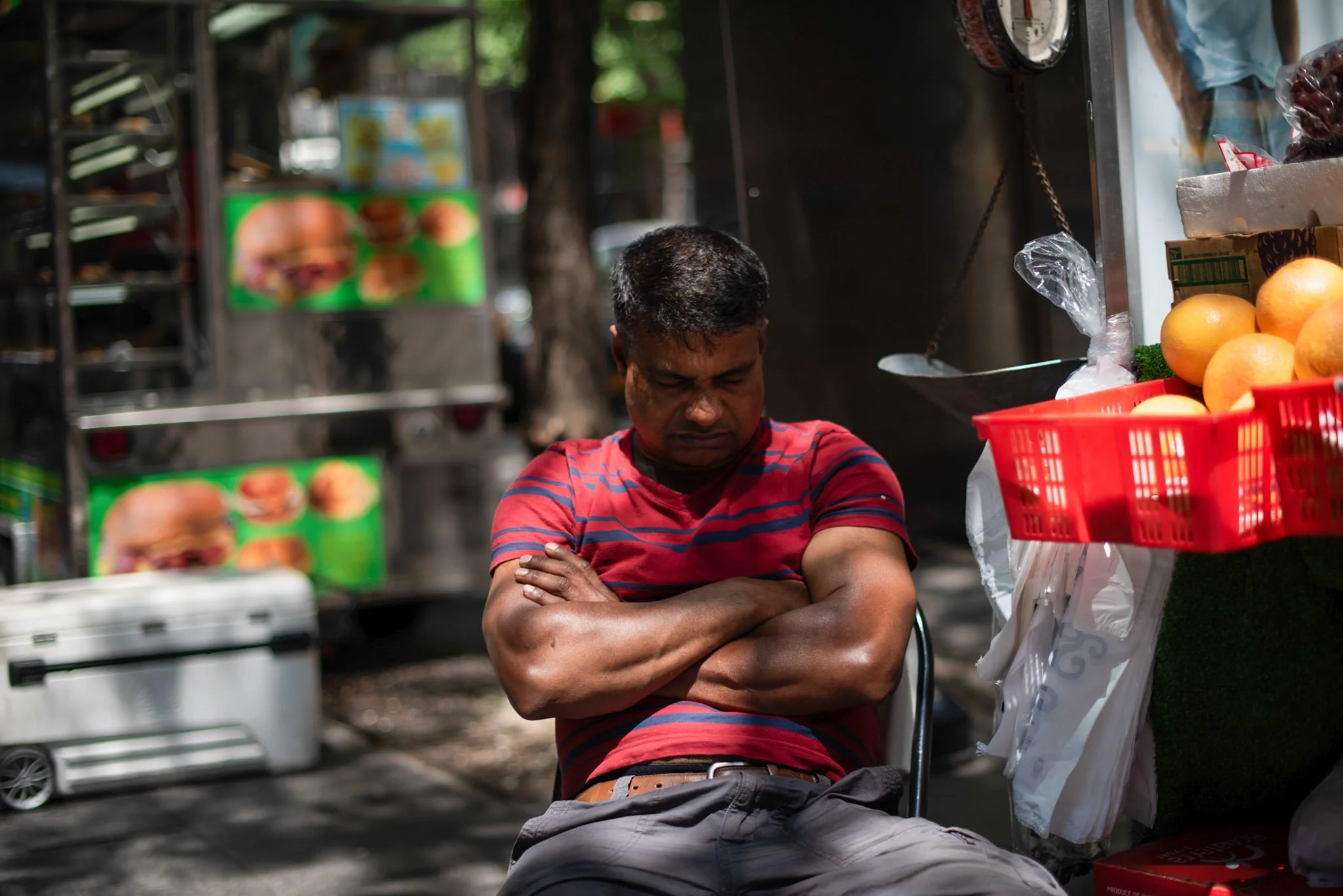 NEW_YORK_DIGITAL_STREET_PHOTOGRAPHY_ASLEEP_VEG_STALL.jpg