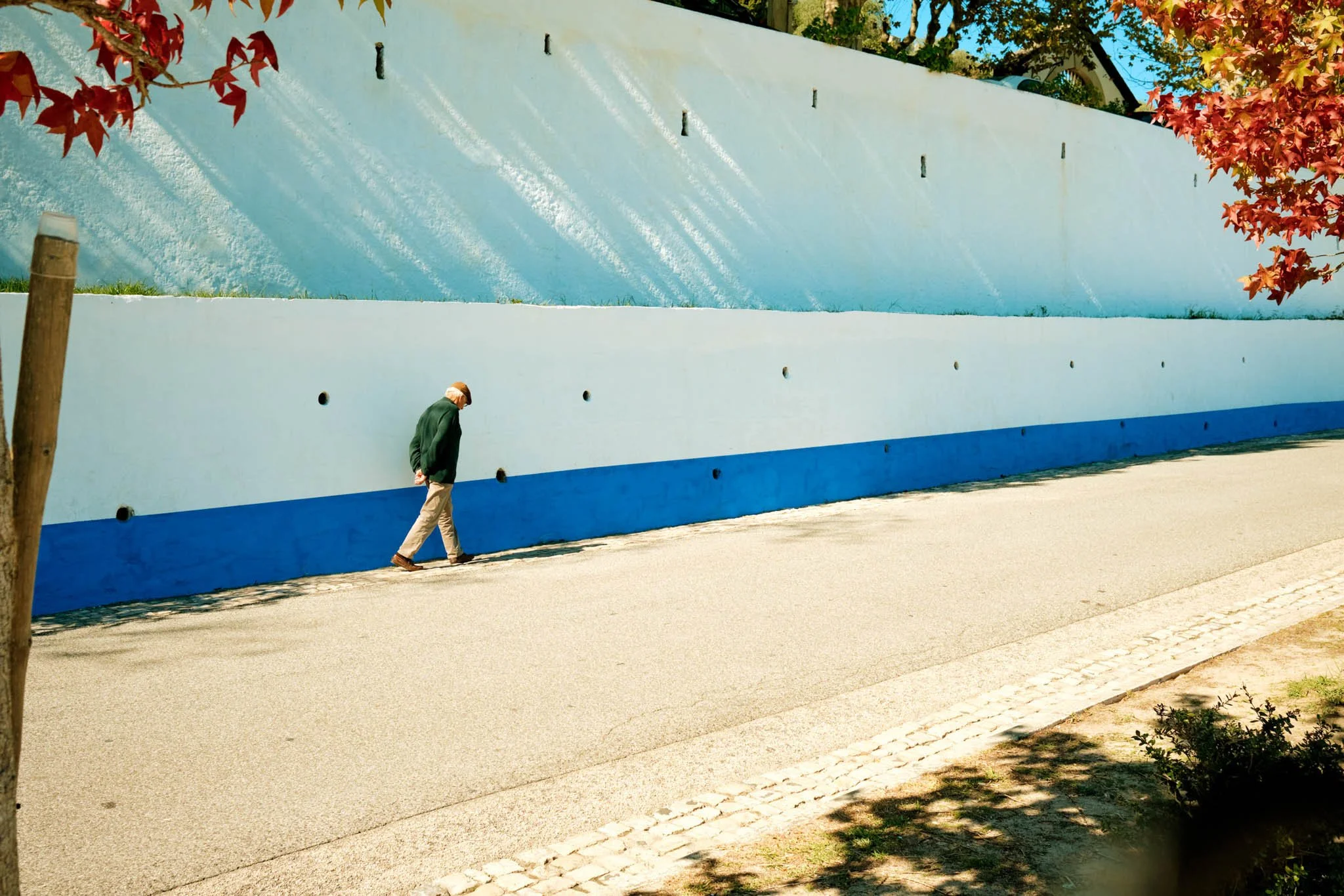 PORTUGAL_DIGITAL_STREET_PHOTOGRAPHY_OLD_MAN_OBIDOS_WHITE_WALL.jpg