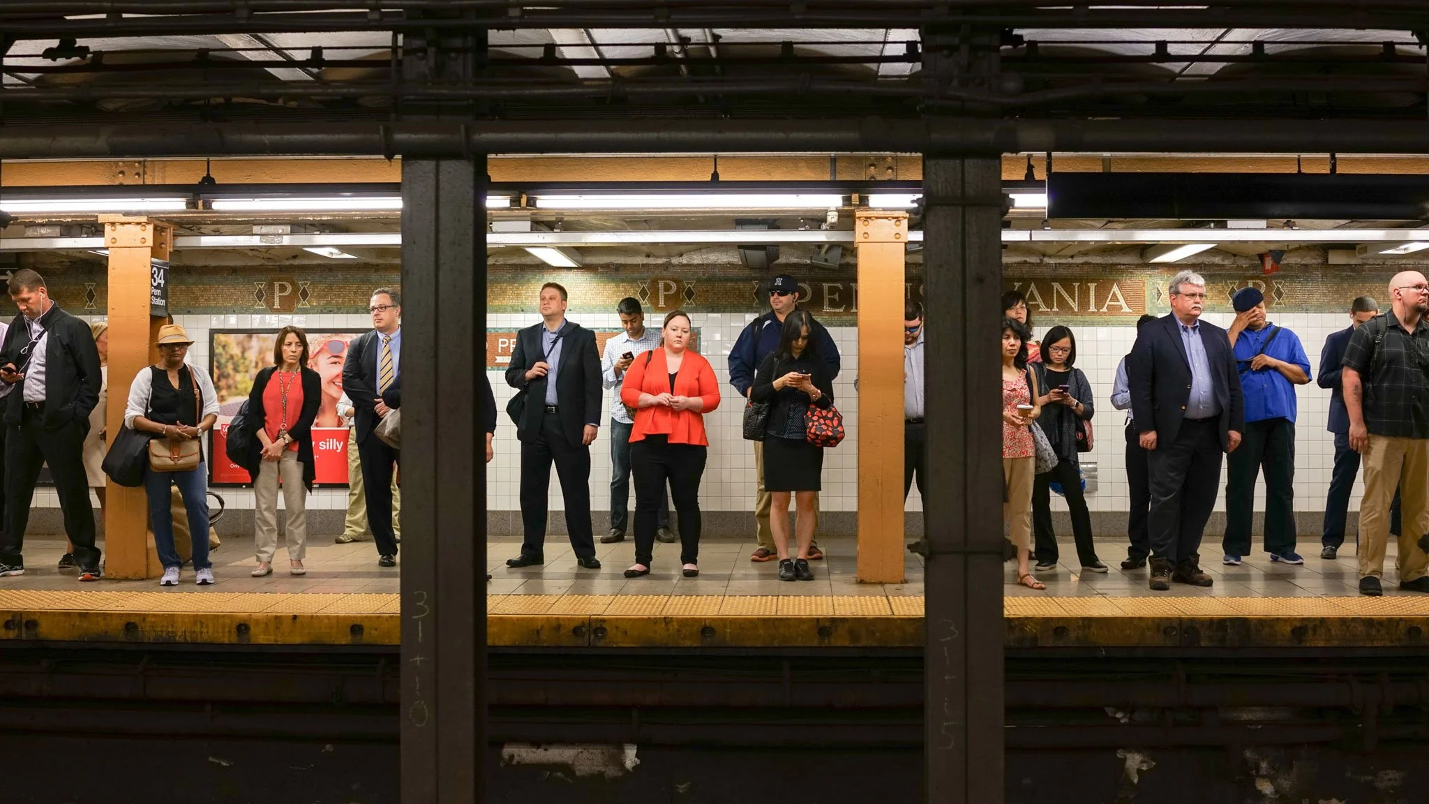 NEW_YORK_DIGITAL_STREET_PHOTOGRAPHY_CROWD_WAITING_ON_PLATFORM.jpg