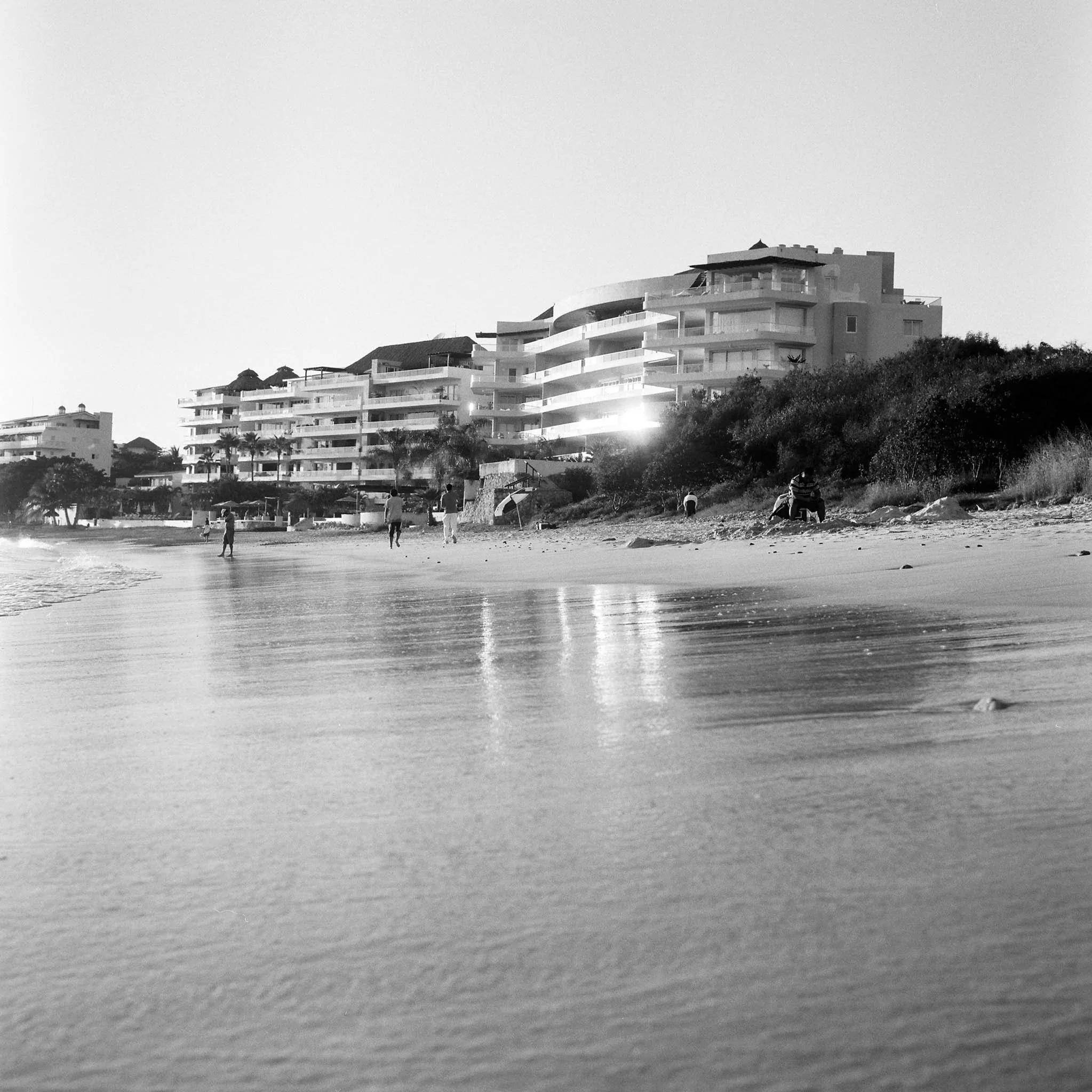 FILM_PHOTOGRAPHY_MEXICO_BEACH_HOTEL_SUNLIGHT.jpg