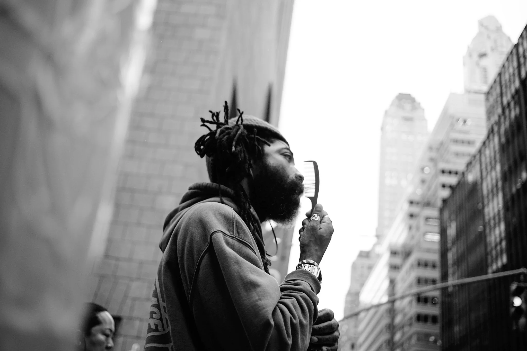 DIGITAL_STREET_PHOTOGRAPHY_NYC_COMBING_BEARD.jpg