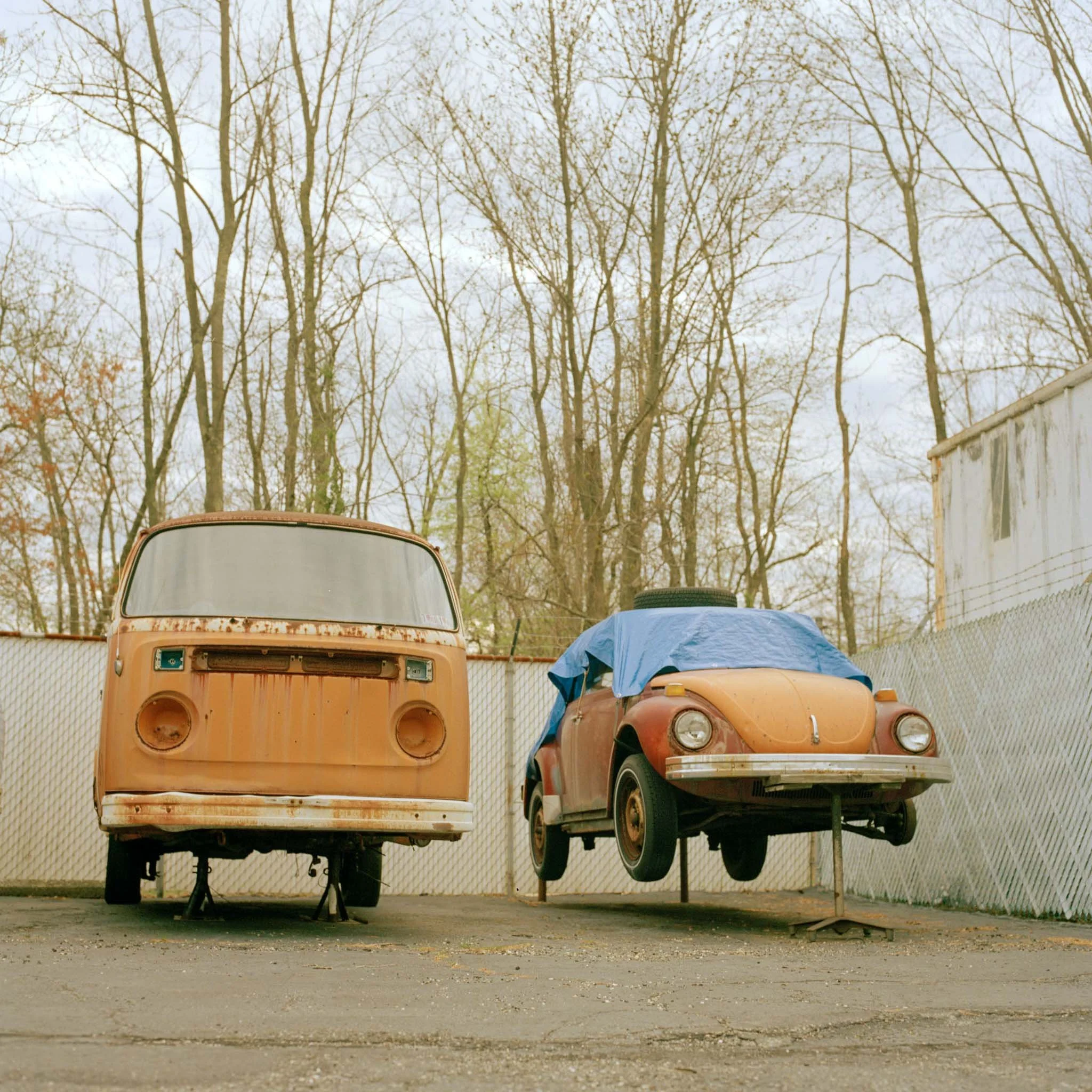 FILM_PHOTOGRAPHY_VINTAGE_ORANGE_RUSTED_VW_BEETLE_BUS.jpg