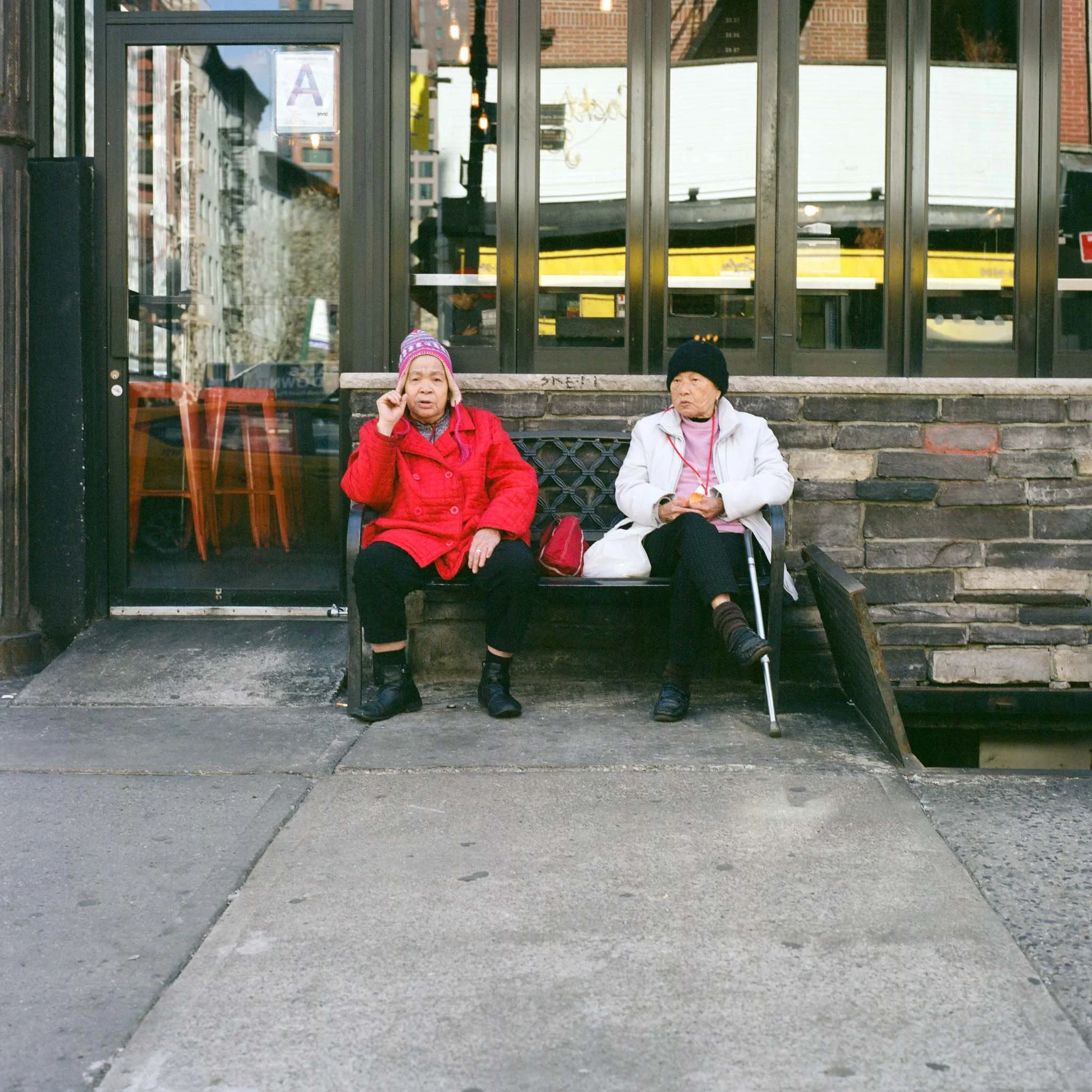 FILM_PHOTOGRAPHY_STREET_ASIAN_WOMEN_BENCH.jpg