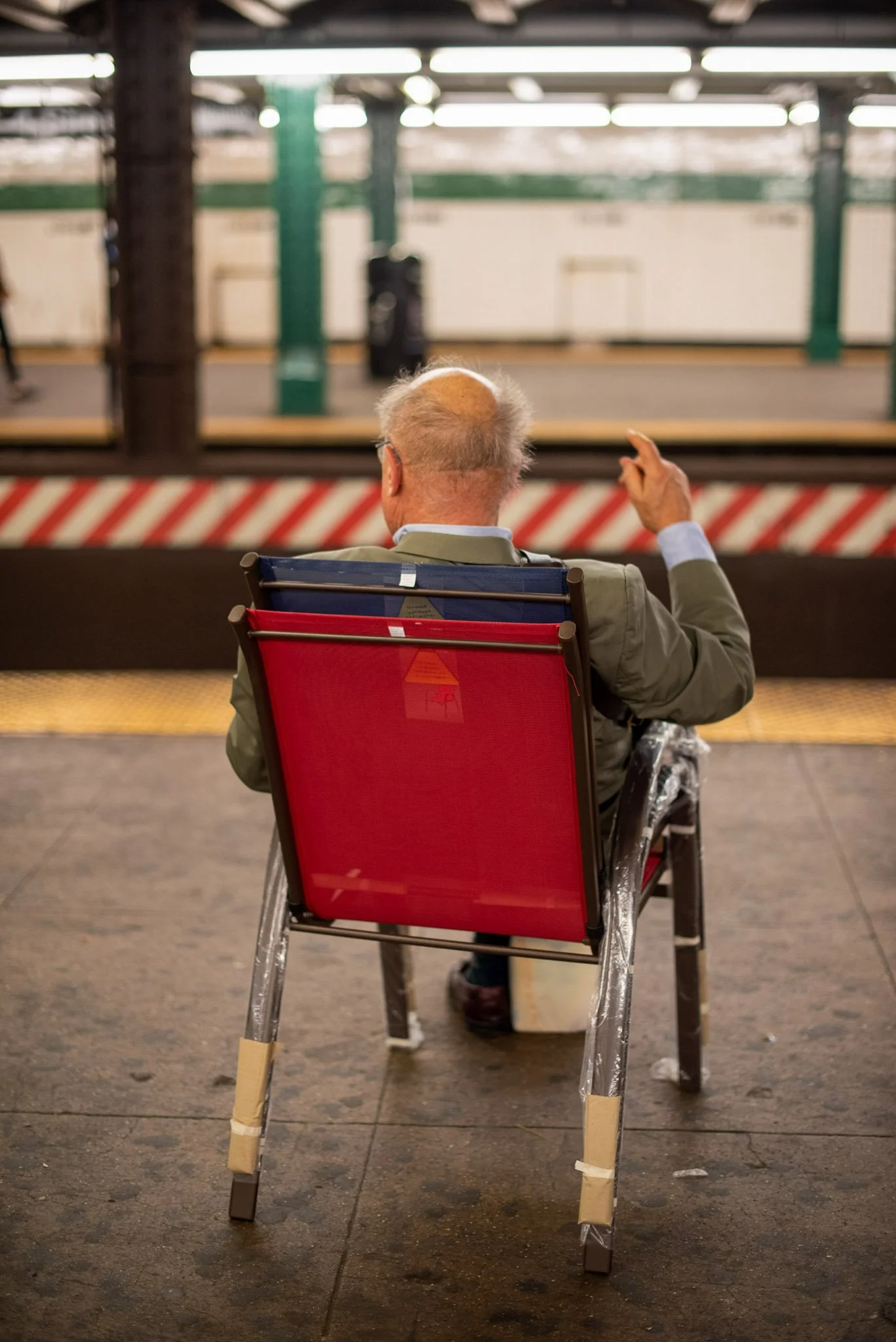 NEW_YORK_DIGITAL_STREET_PHOTOGRAPHY_NEW_CHAIRS_SUBWAY_PLATFORM.jpg