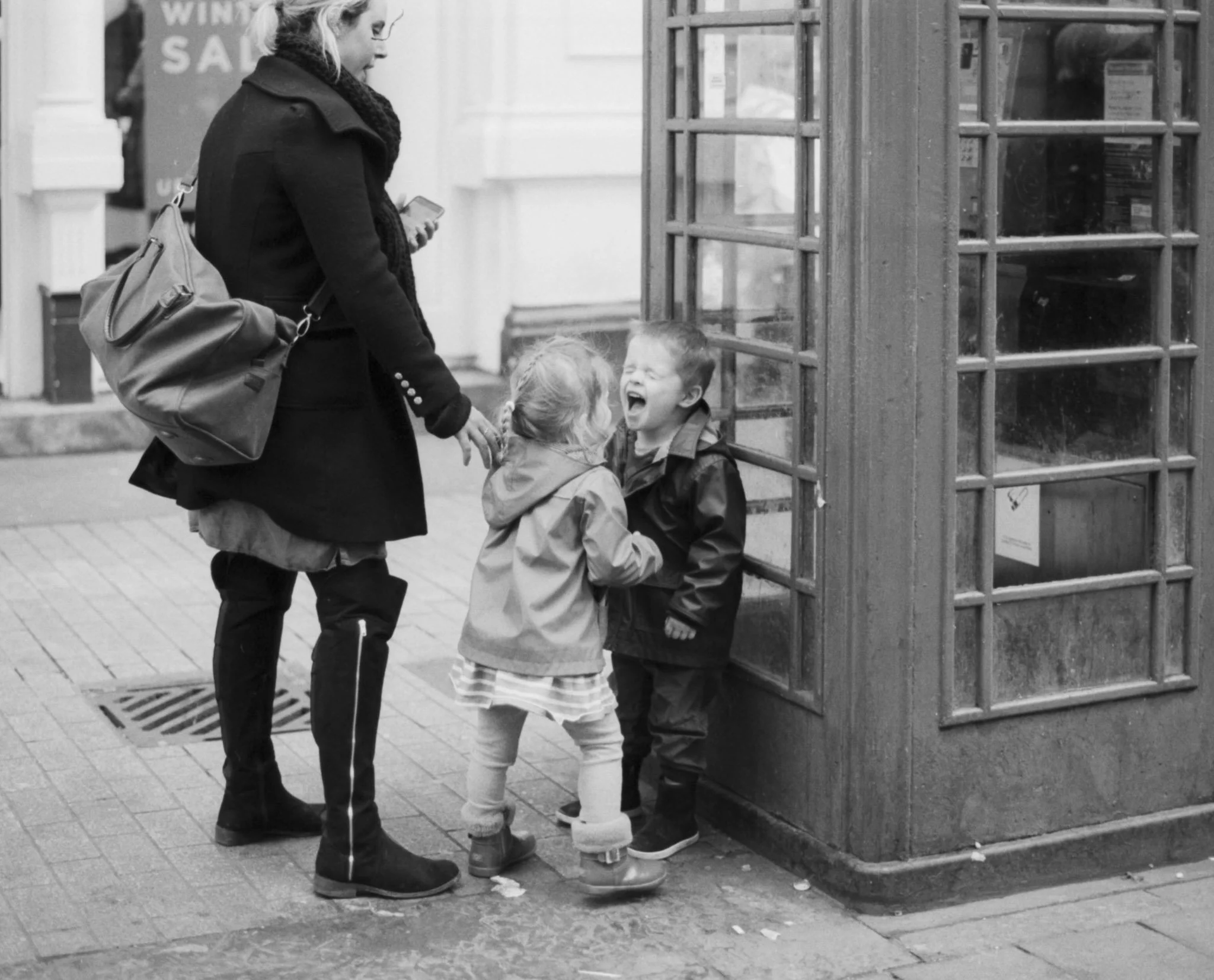ENGLAND_FILM_PHOTOGRAPHY_KID_SCREAMING_PHONE_BOX_LONDON.jpg
