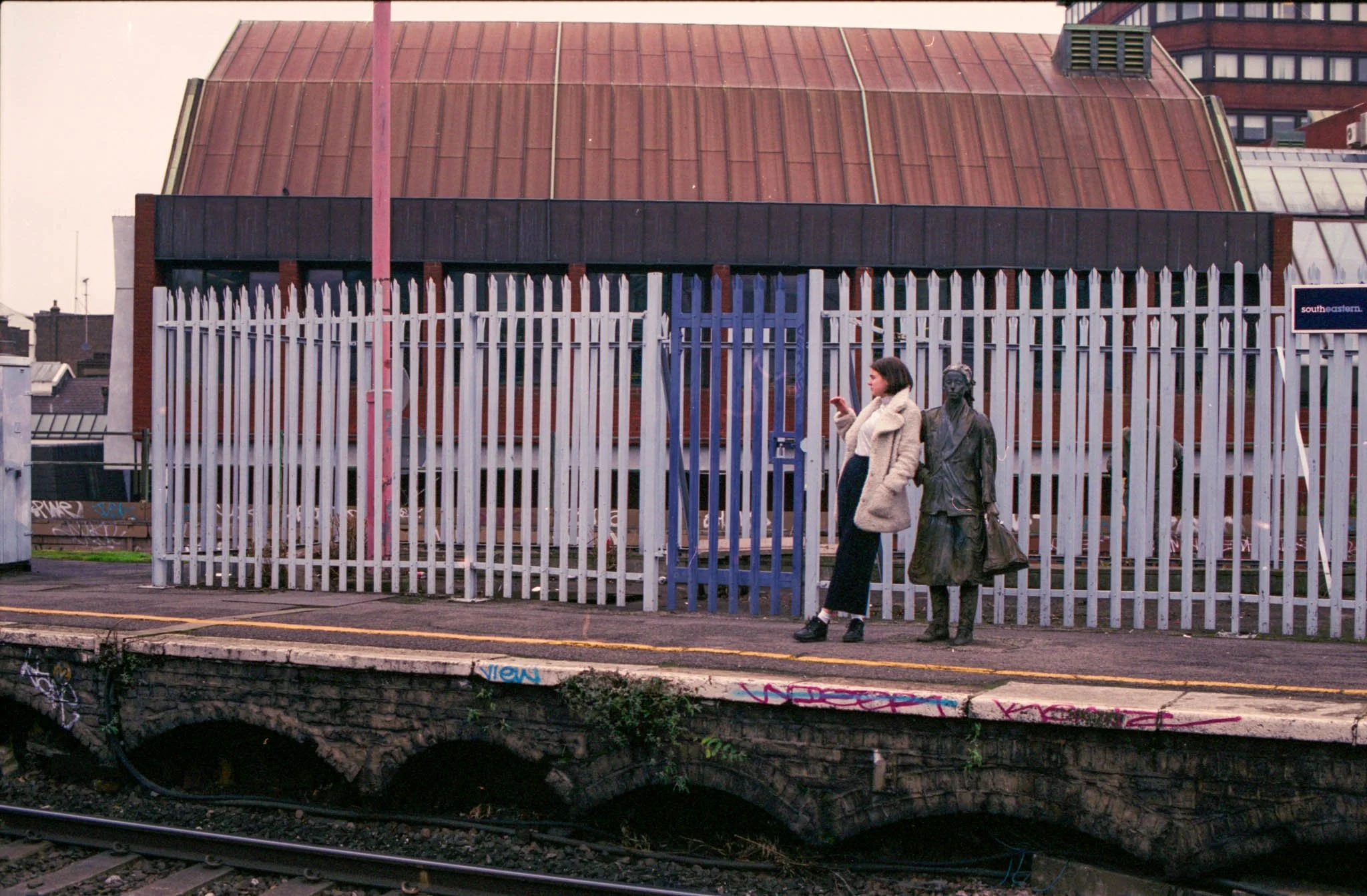 FILM_PHOTOGRAPHY__LONDON_PLATFORM_STATUE.jpg