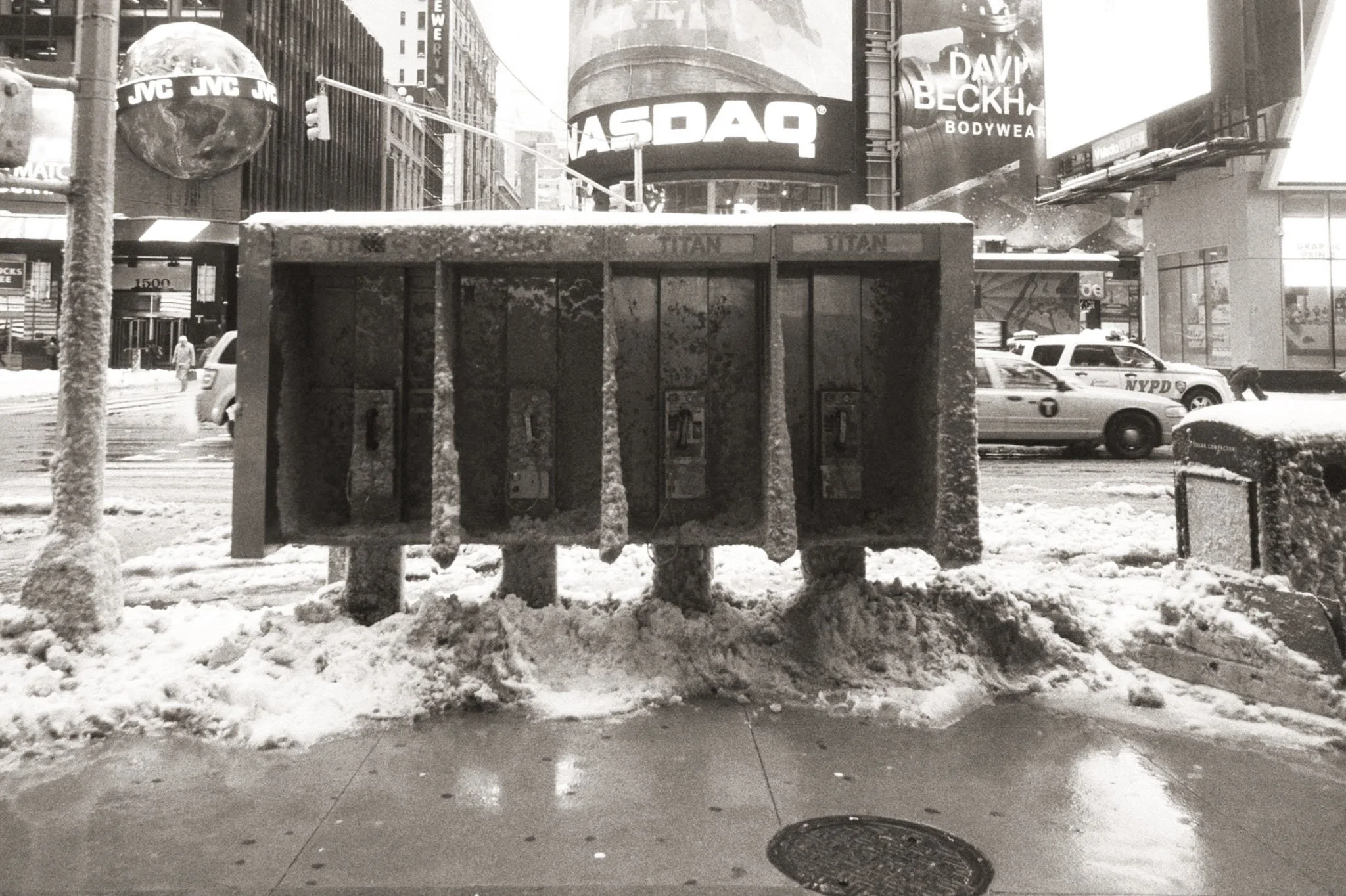 NEW_YORK_FILM_STREET_PHOTOGRAPHY_SNOW_FROZEN_PHONE_BOXES_2.jpg