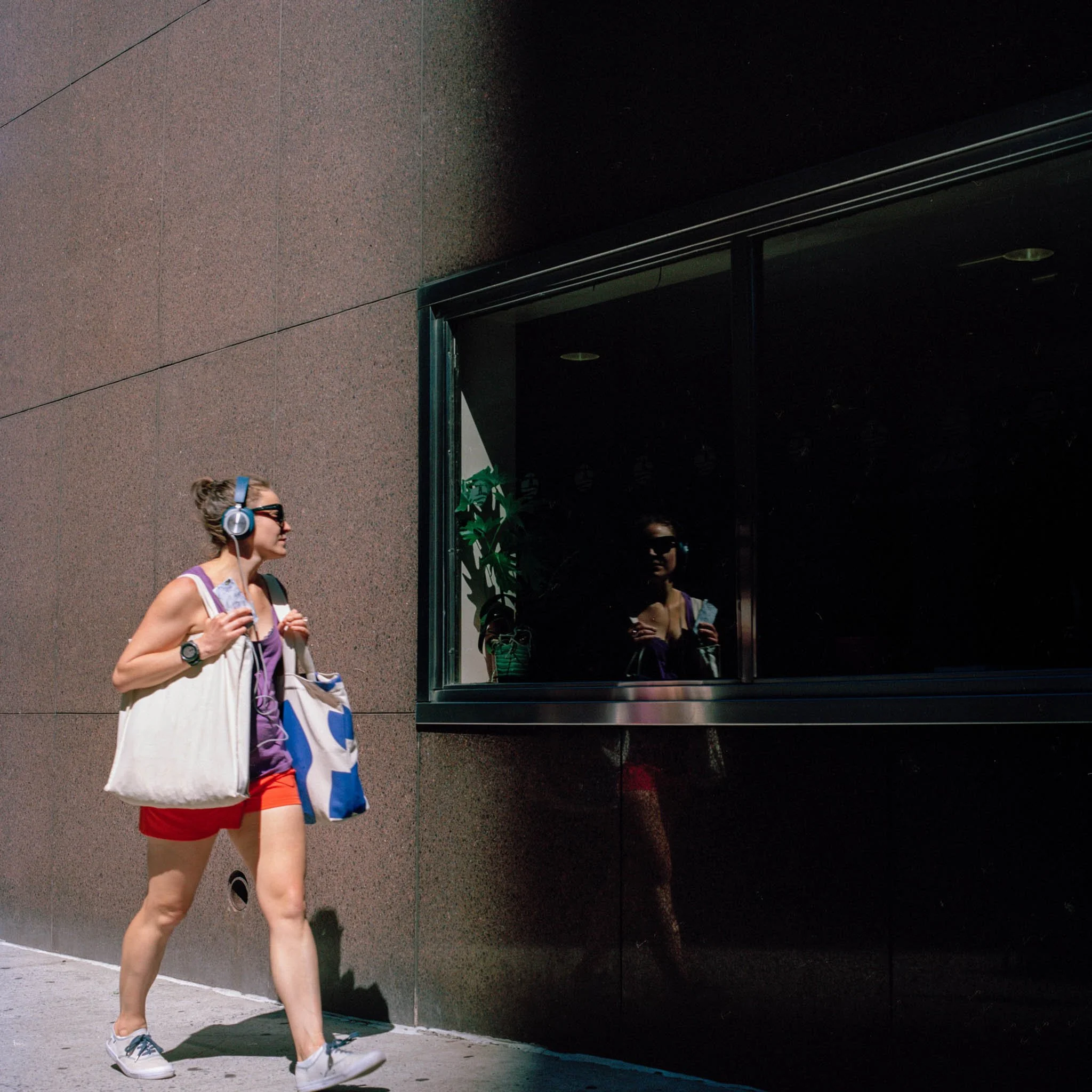 NEW_YORK_FILM_STREET_PHOTOGRAPH_CATCHING_REFLECTION.jpg