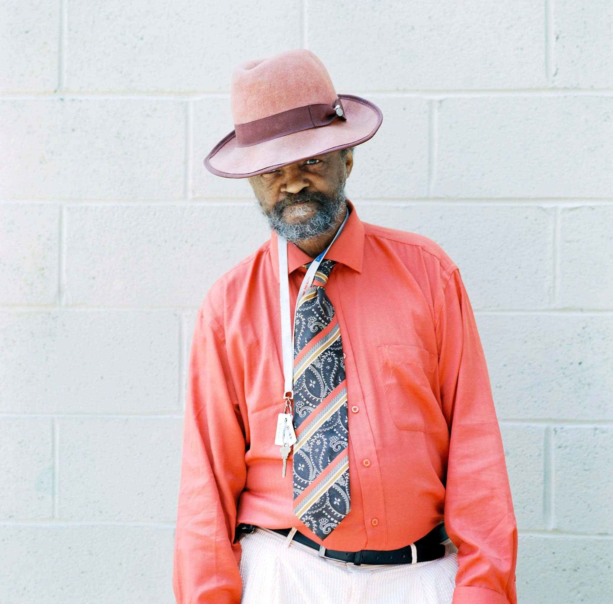 FILM_PHOTOGRAPHY_PORTRAIT_GUY_HARLEM_PINK_SHIRT_HAT.jpg