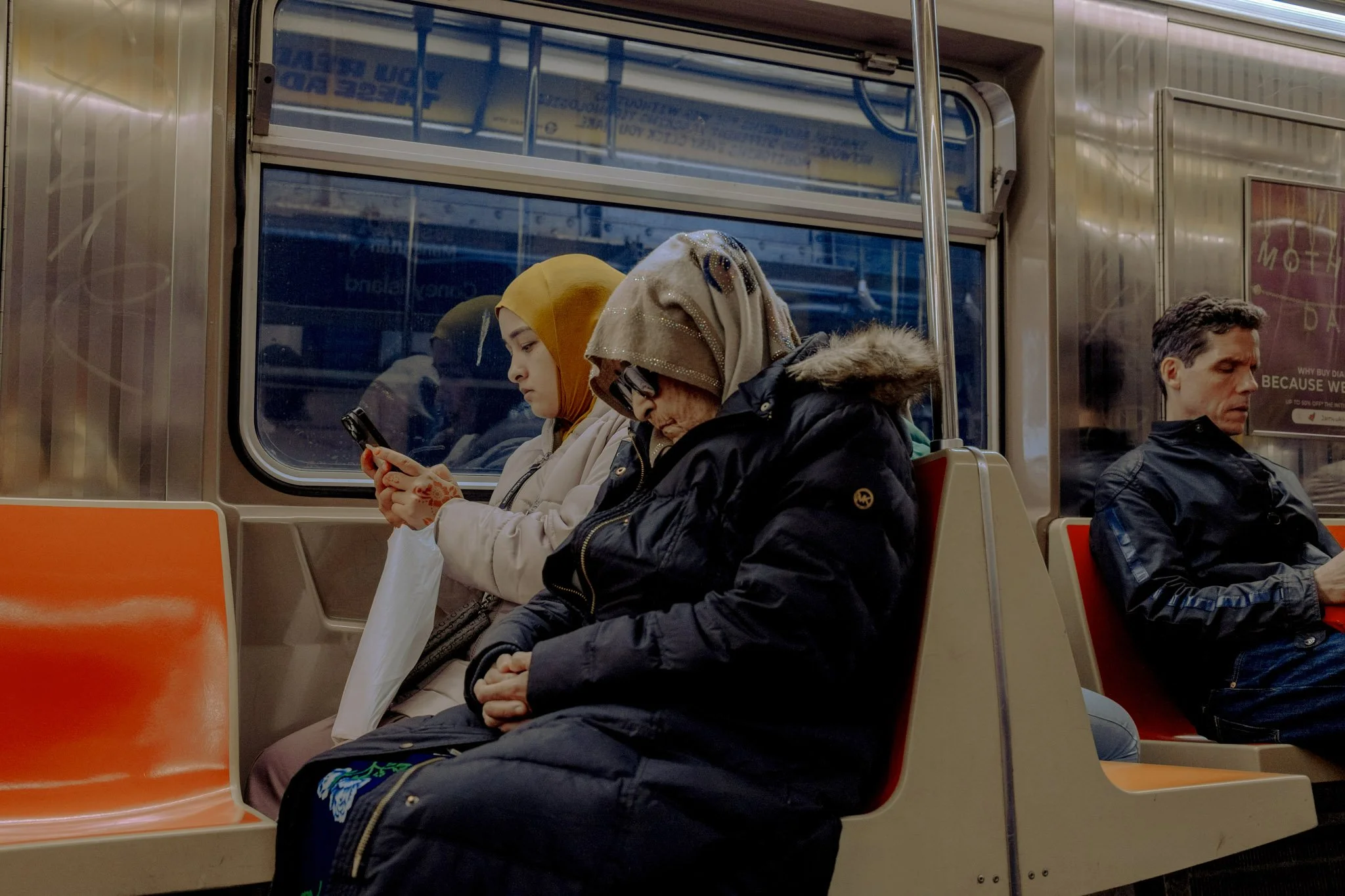 NEW_YORK_DIGITAL_STREET_PHOTOGRAPHY_OLD_WOMAN_SUBWAY.jpg