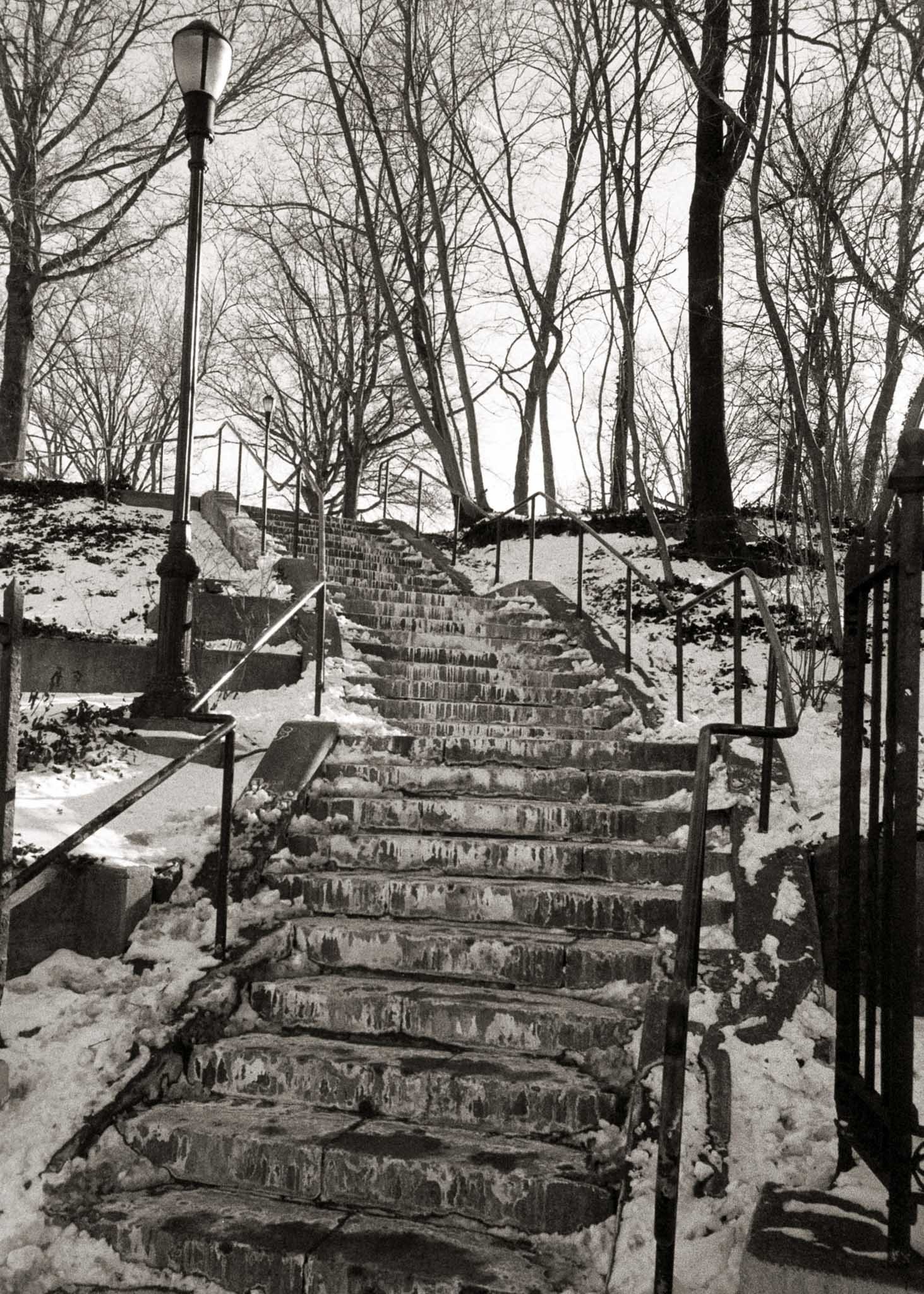 NEW_YORK_FILM_STREET_PHOTOGRAPHY_SNOW_FROZEN_STAIRS.jpg