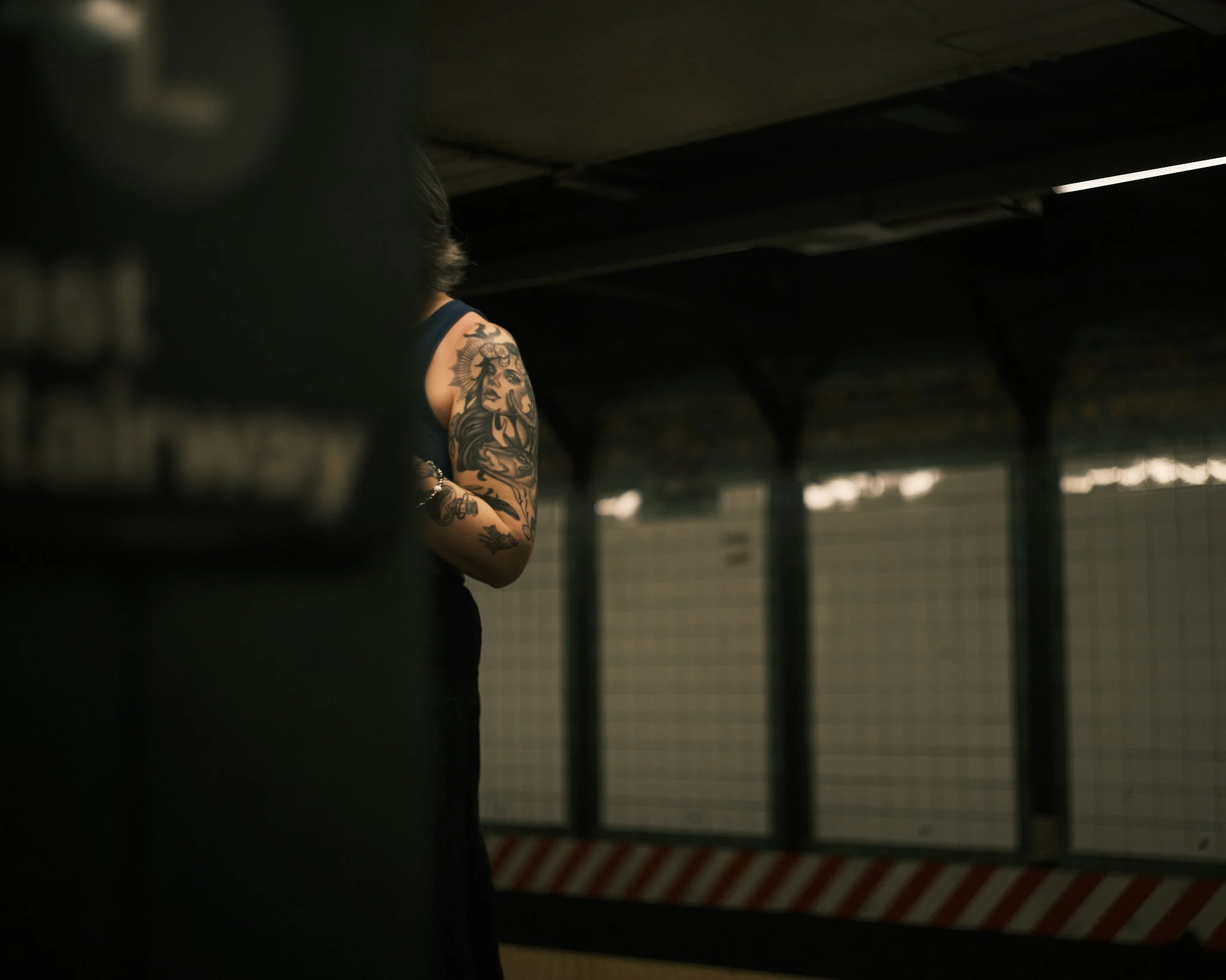 DIGITAL_STREET_PHOTOGRAPHY_SUBWAY_NYC_TATTOO_STARING.jpg