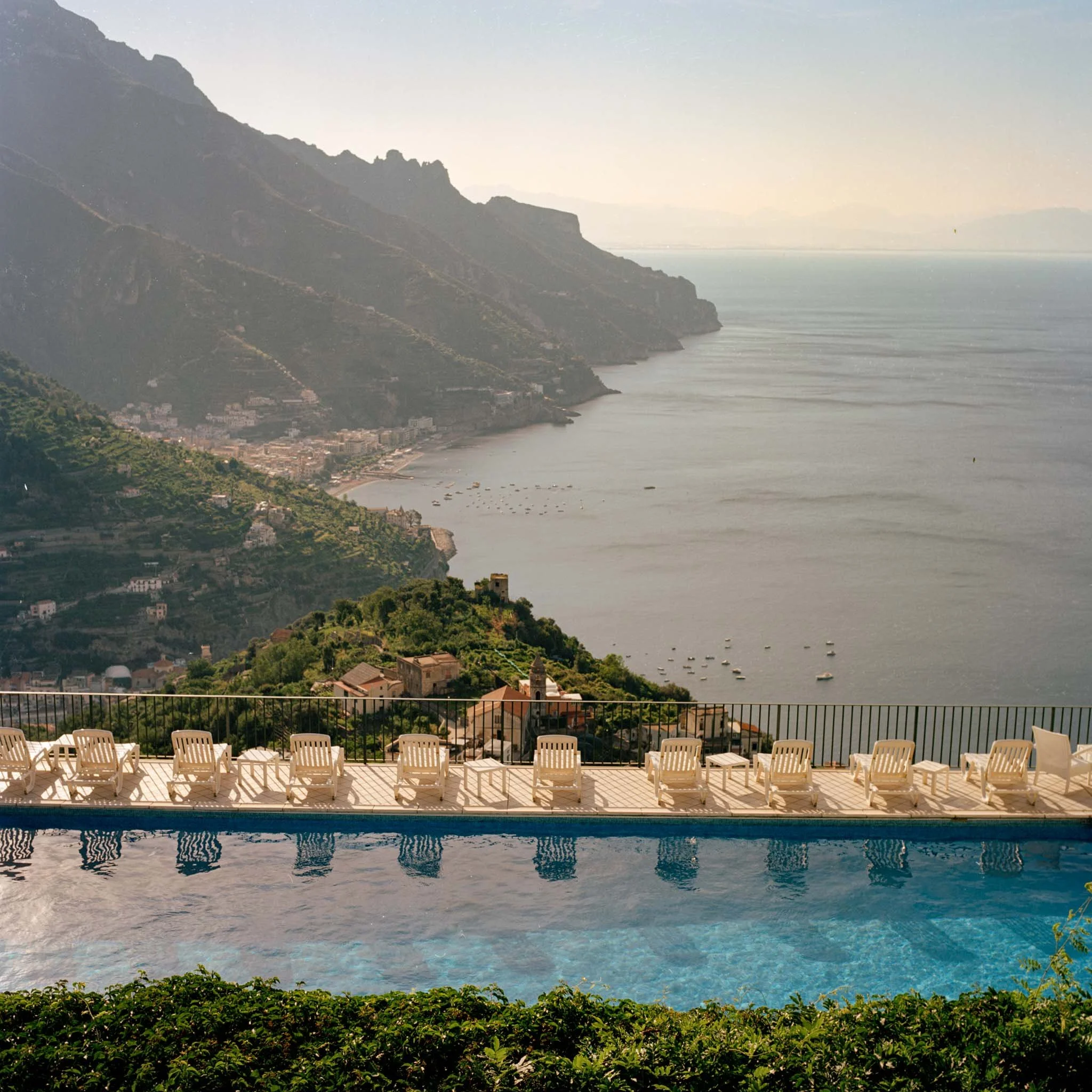FILM_PHOTOGRAPHY_RAVELLO_POOL_WITH_A_VIEW.jpg