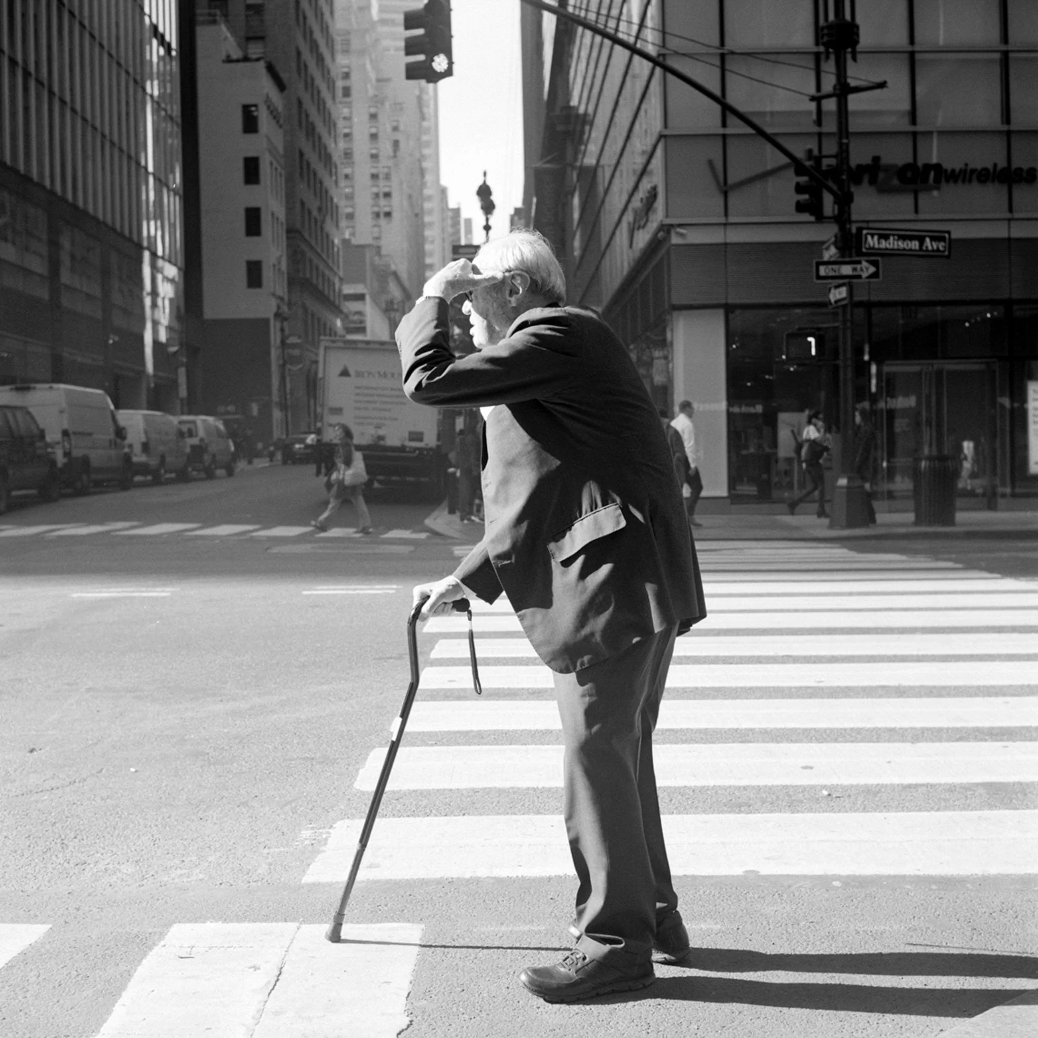 FILM_PHOTOGRAPHY_STREET_NYC_SEARCHING_FOR_CAB_WITH_CANE.jpg