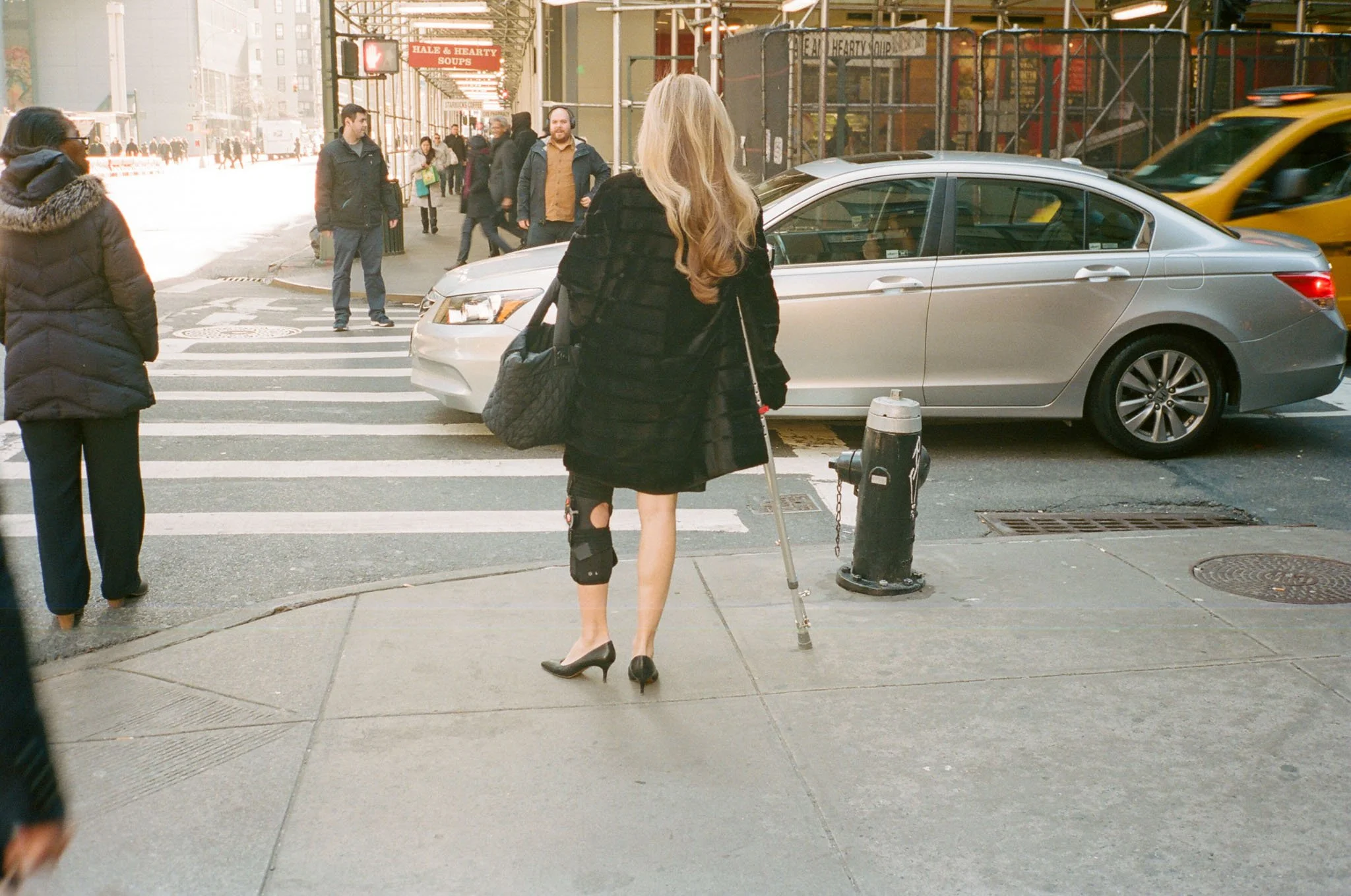 NEW_YORK_FILM_PHOTOGRAPHY_WOMAN_CRUTCHES.jpg
