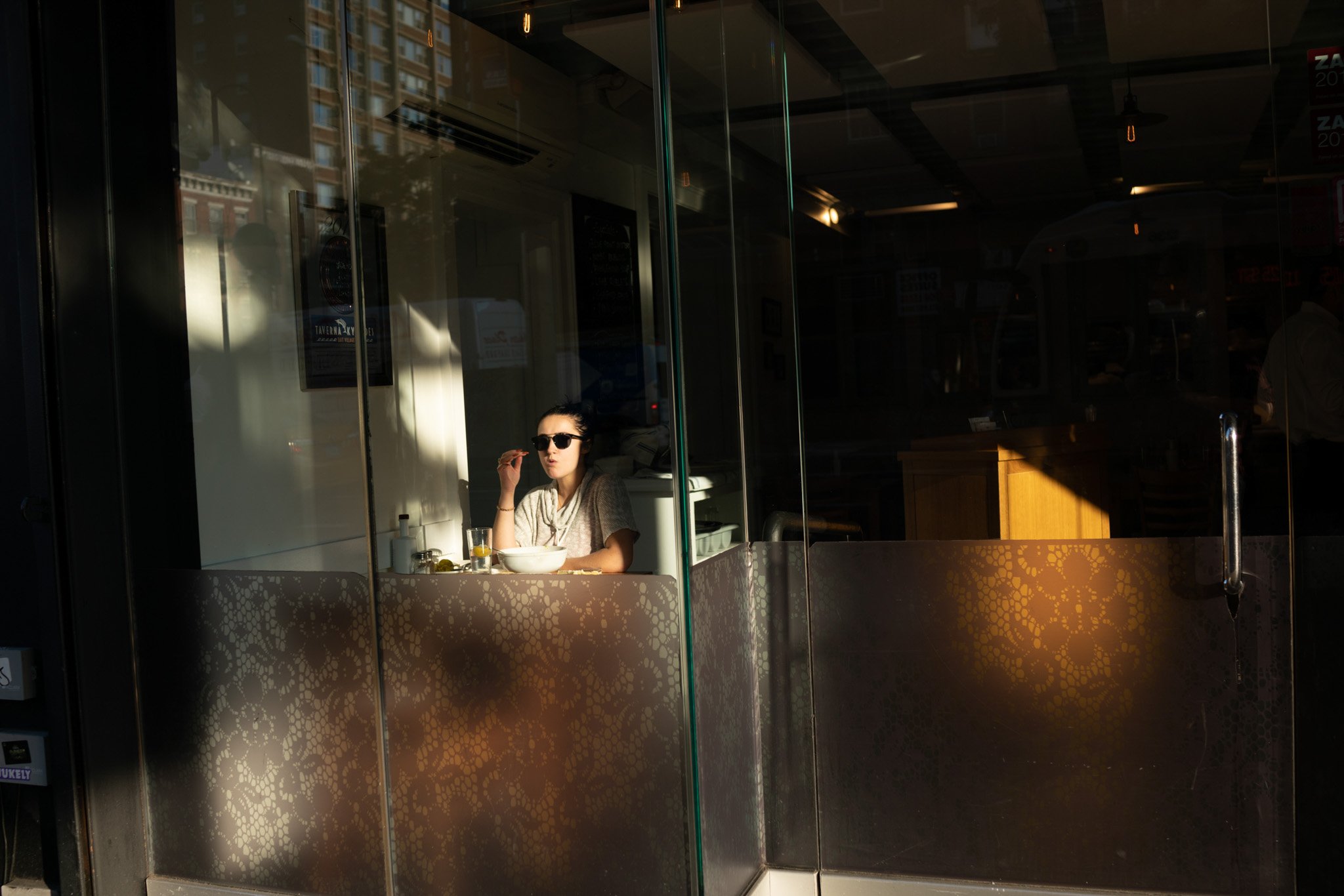NEW_YORK_DIGITAL_STREET_PHOTOGRAPHY_EATING_RESTAURANT.jpg