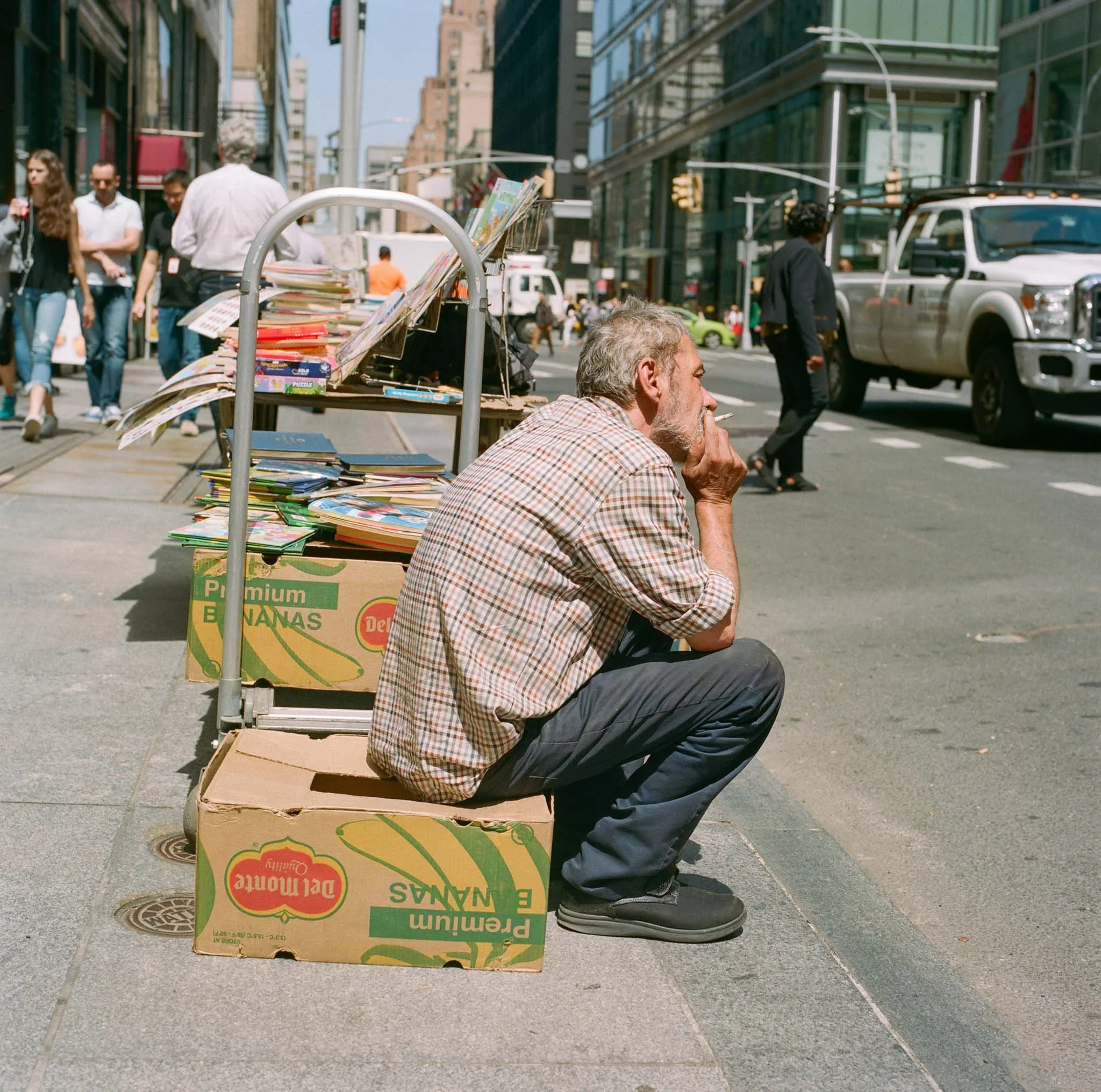NEW_YORK_FILM_PHOTOGRAPHY_MAN_TAKING_BREAK_CIGARETTE.JPG