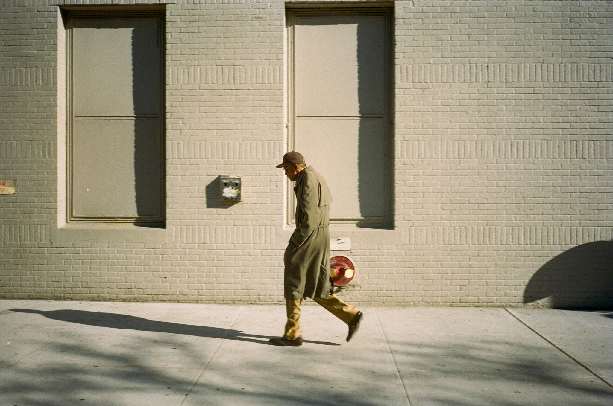 NEW_YORK_FILM_PHOTOGRAPHY_MAN_IN_EAST_VILLAGE_MATCHES_SIDEWALK.jpg