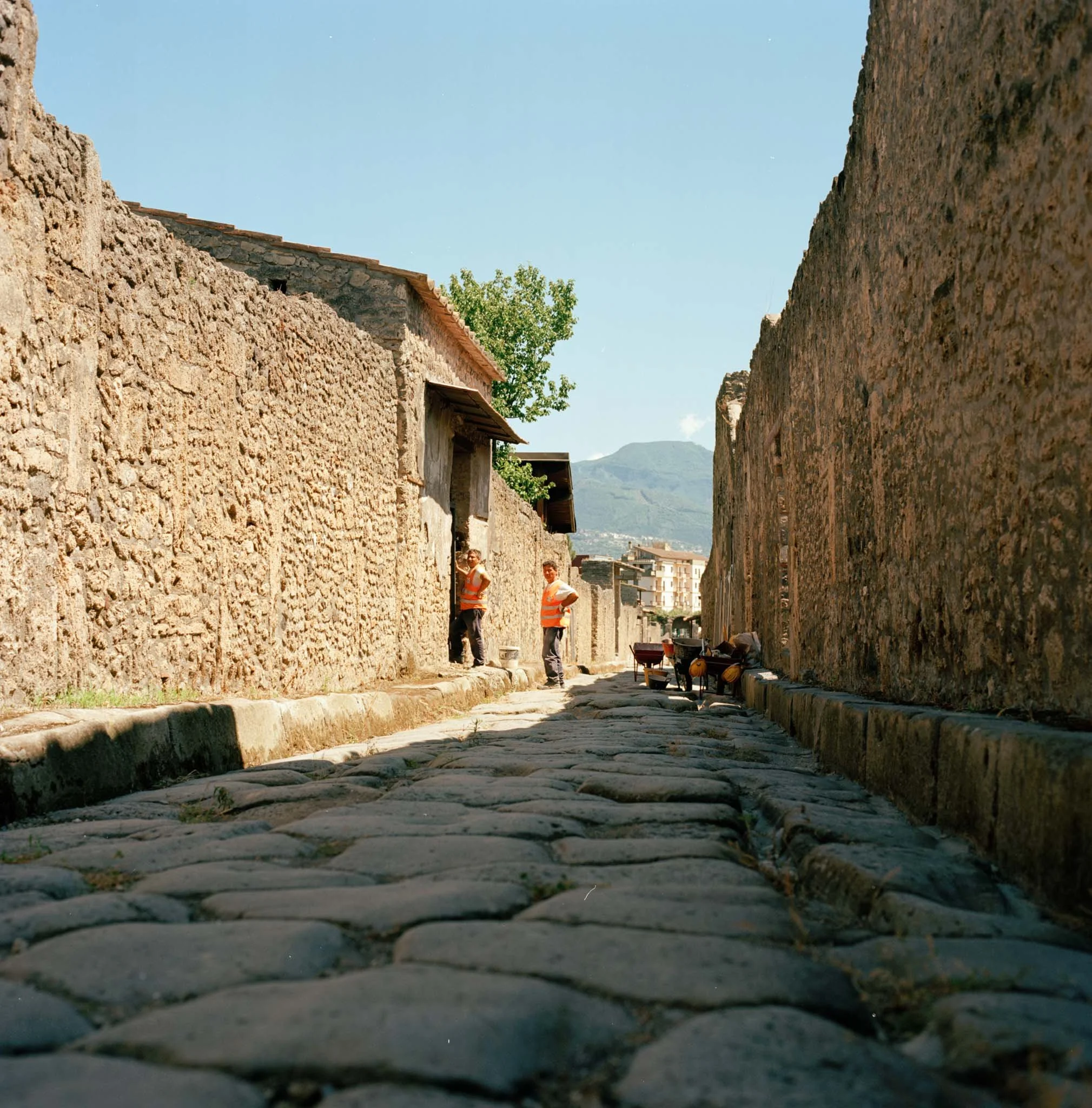 FILM_PHOTOGRAPHY_ITALY_POMPEI_CONSTRUCTION_WORKERS.jpg