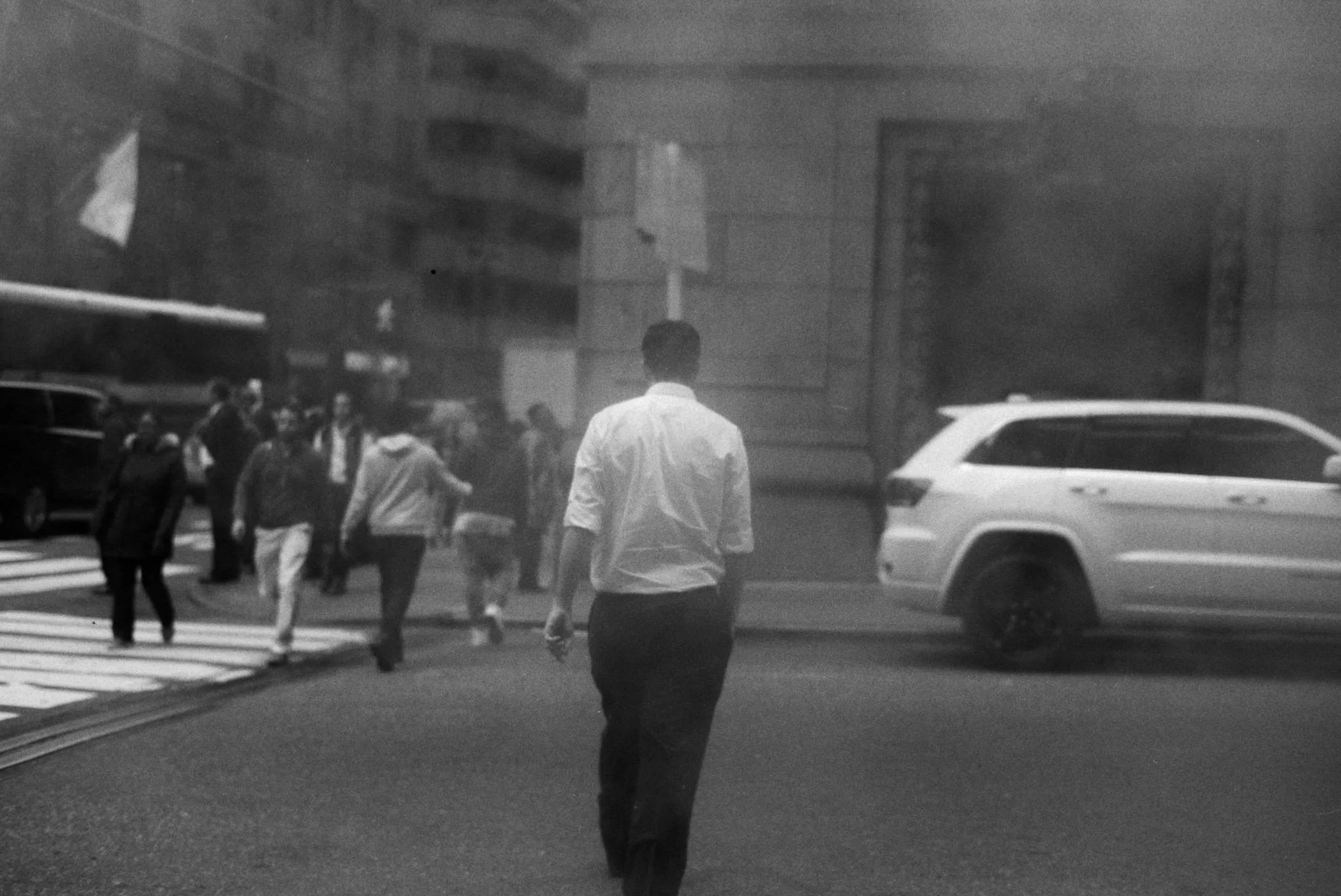 FILM_PHOTOGRAPHY_NYC_STREET_STEAMED_WHITE_SHIRT.jpg