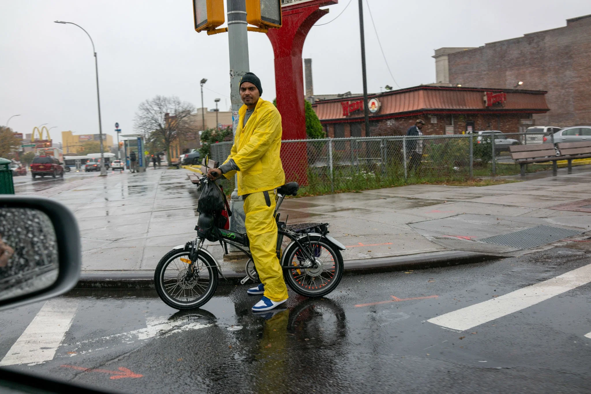 NEW_YORK_DIGITAL_STREET_PHOTOGRAPHY_CYCLIST_RAIN.jpg